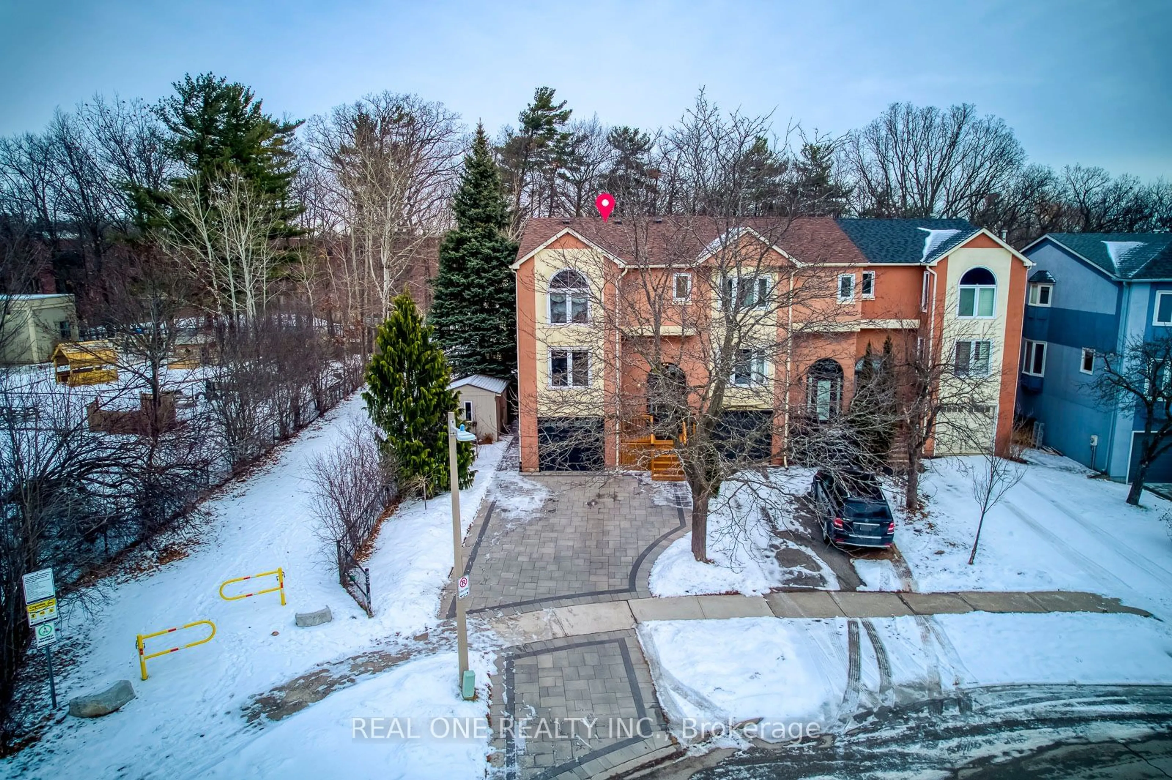 A pic from outside/outdoor area/front of a property/back of a property/a pic from drone, street for 1523 Litchfield Rd, Oakville Ontario L6H 5P4