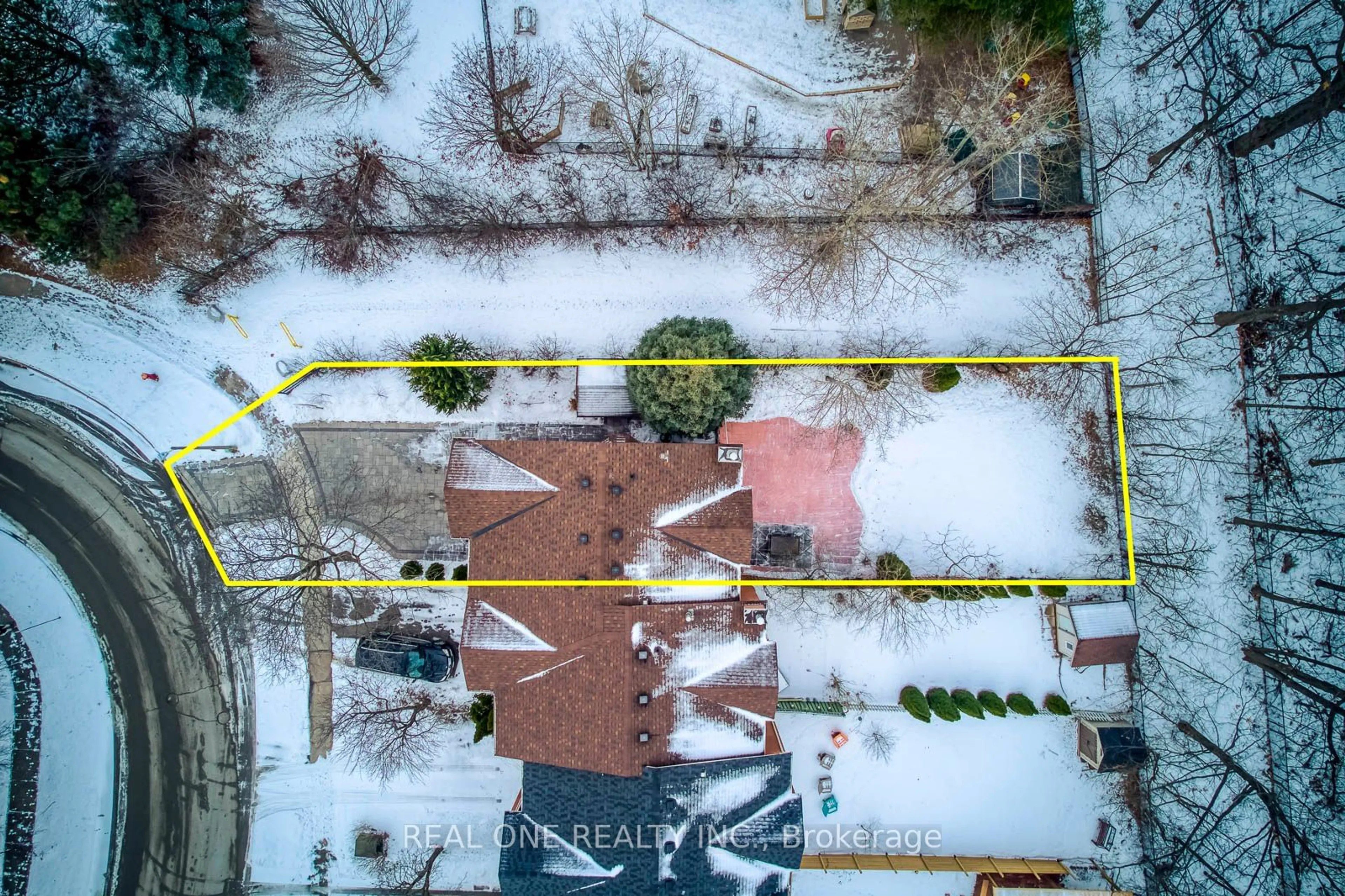 A pic from outside/outdoor area/front of a property/back of a property/a pic from drone, street for 1523 Litchfield Rd, Oakville Ontario L6H 5P4