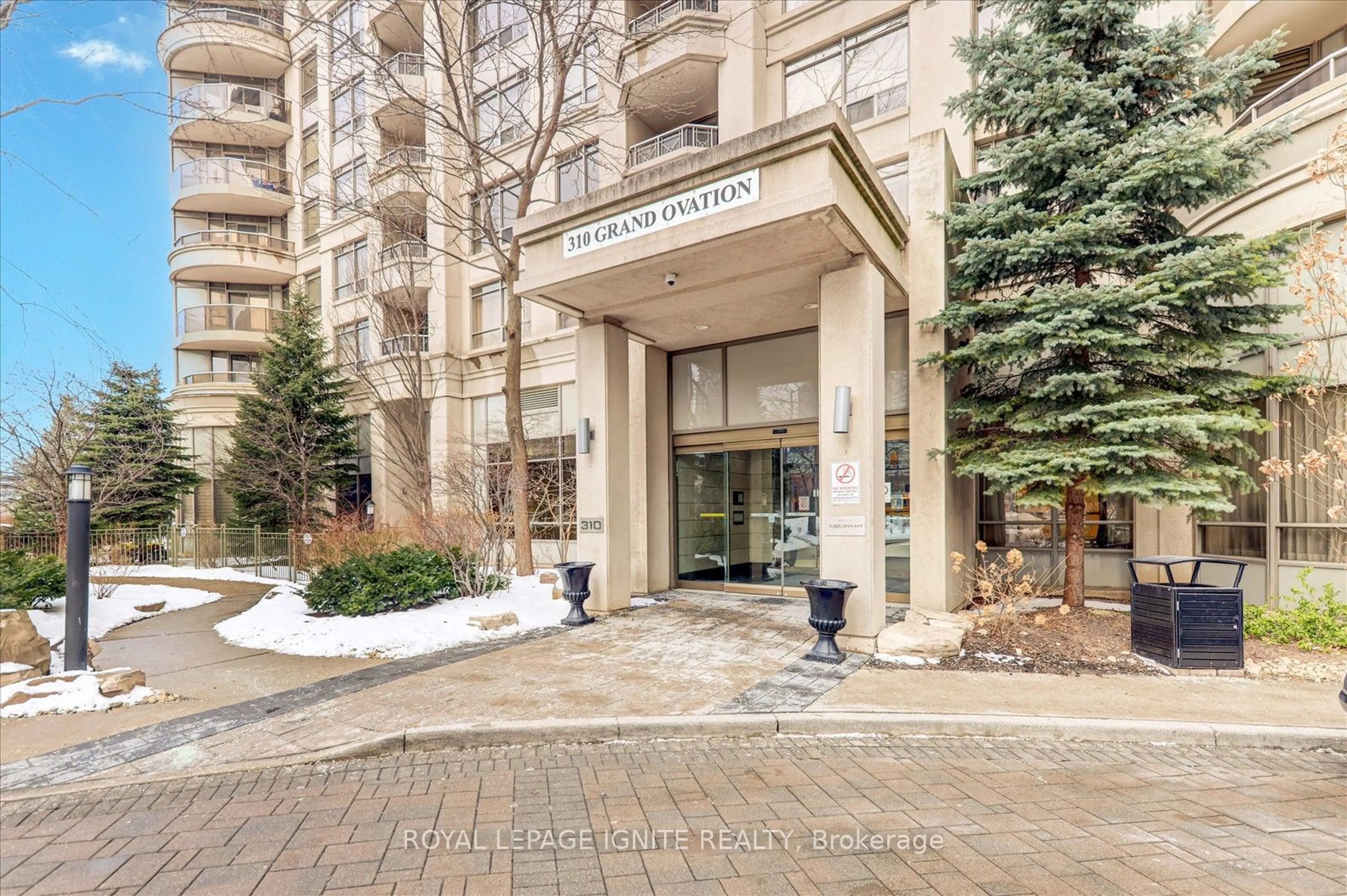 Indoor foyer for 310 Burnhamthorpe Rd #803, Mississauga Ontario L5B 4P9