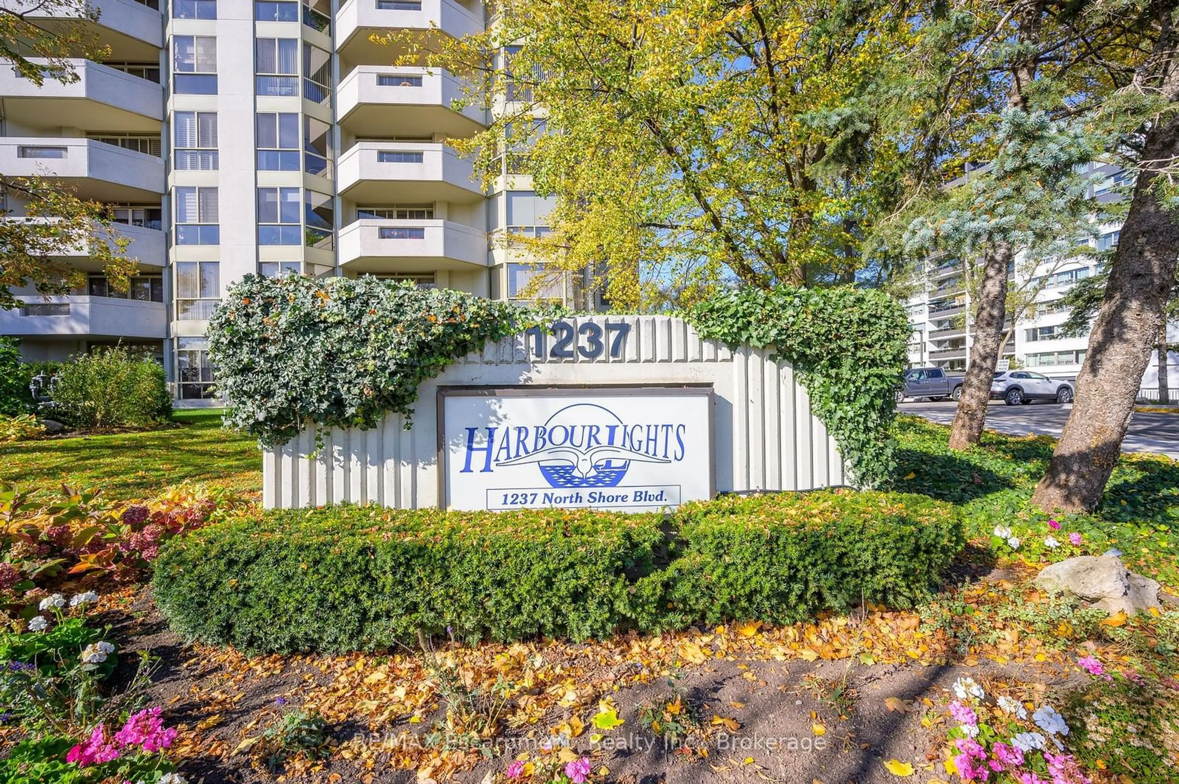 Patio, street for 1237 North Shore Blvd #301, Burlington Ontario L7S 2H8