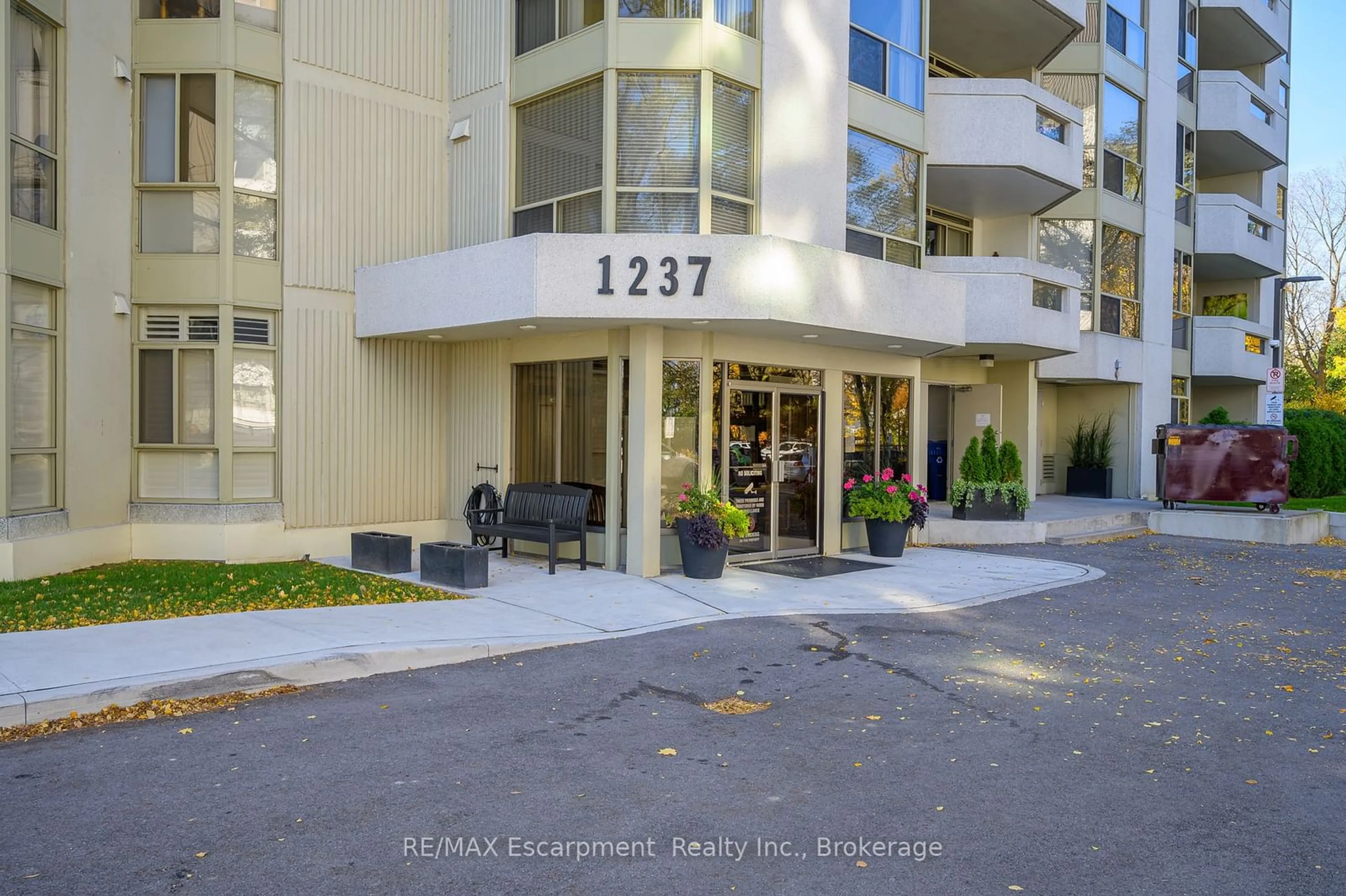 Indoor foyer for 1237 North Shore Blvd #301, Burlington Ontario L7S 2H8