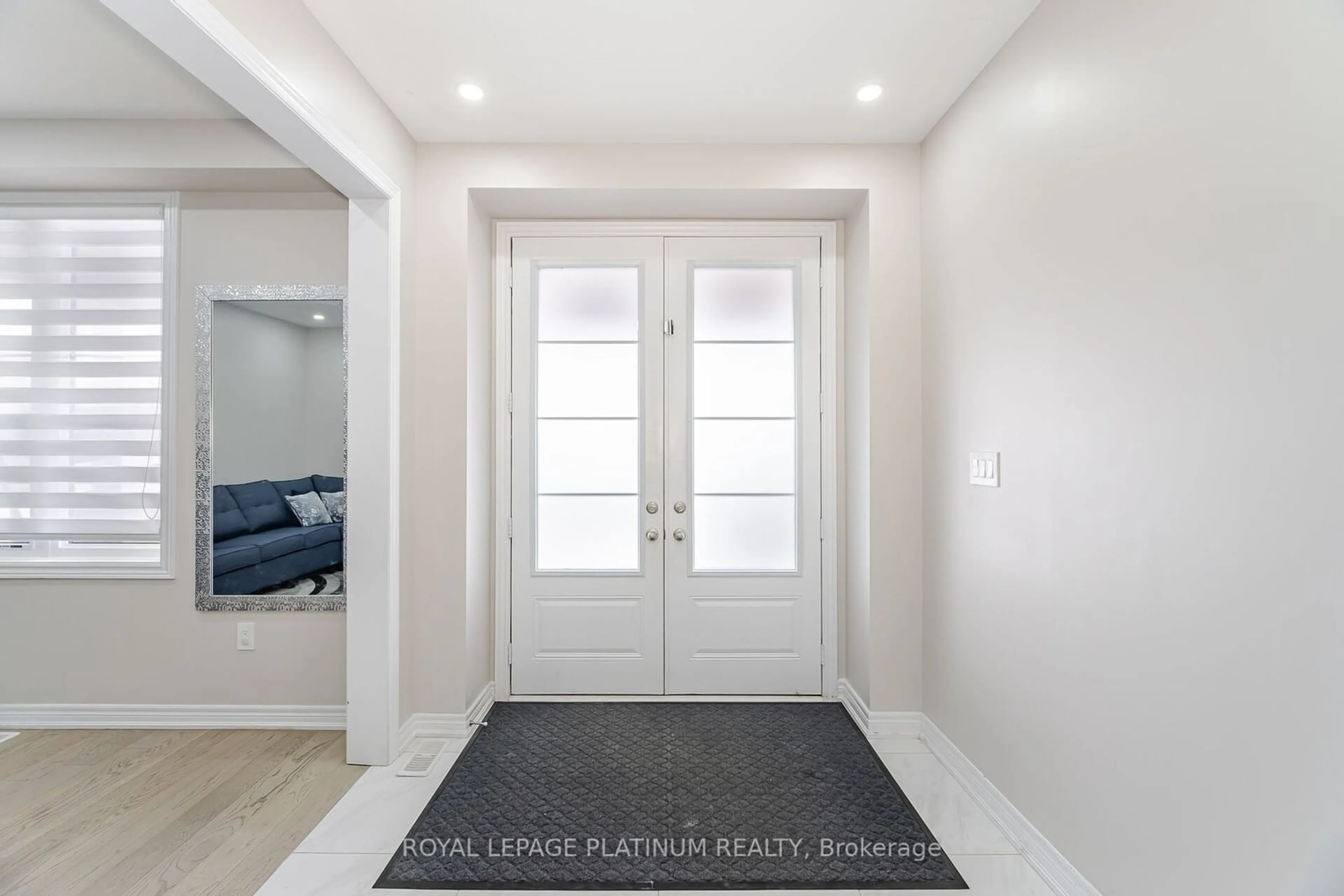 Indoor entryway for 21 Smallwood Rd, Brampton Ontario L7A 4Y7