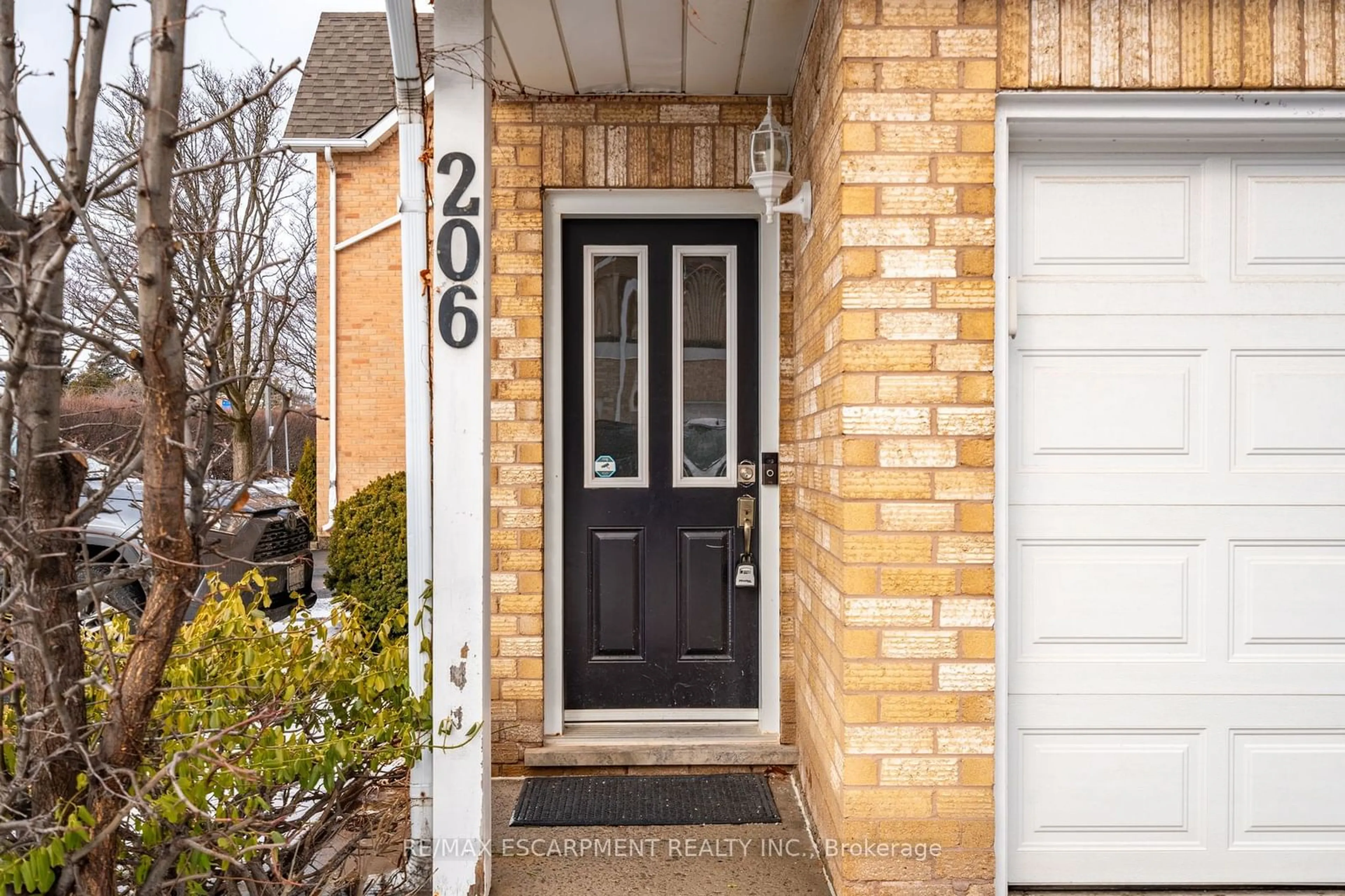 Indoor entryway for 2075 Walkers Line #206, Burlington Ontario L7M 4G7