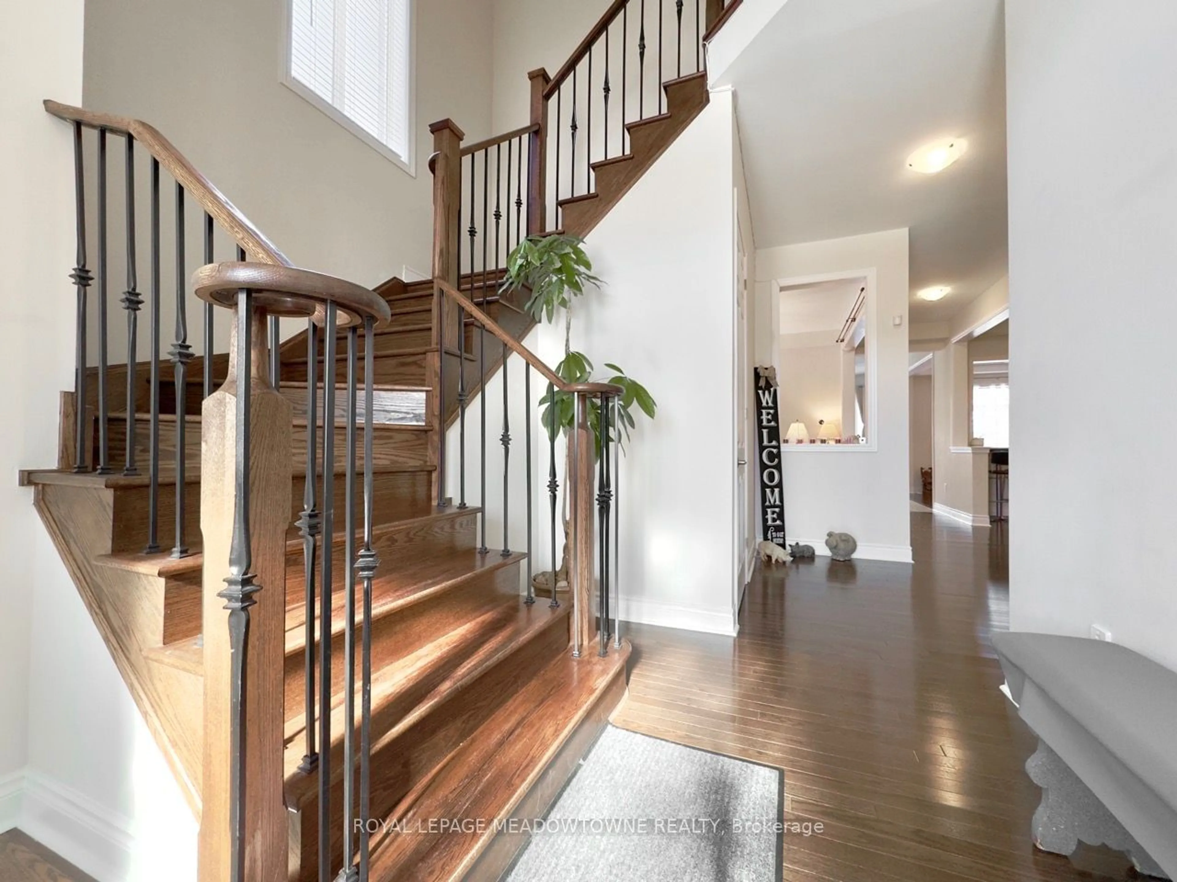 Indoor foyer for 232 Niagara Tr, Halton Hills Ontario L7G 0M4