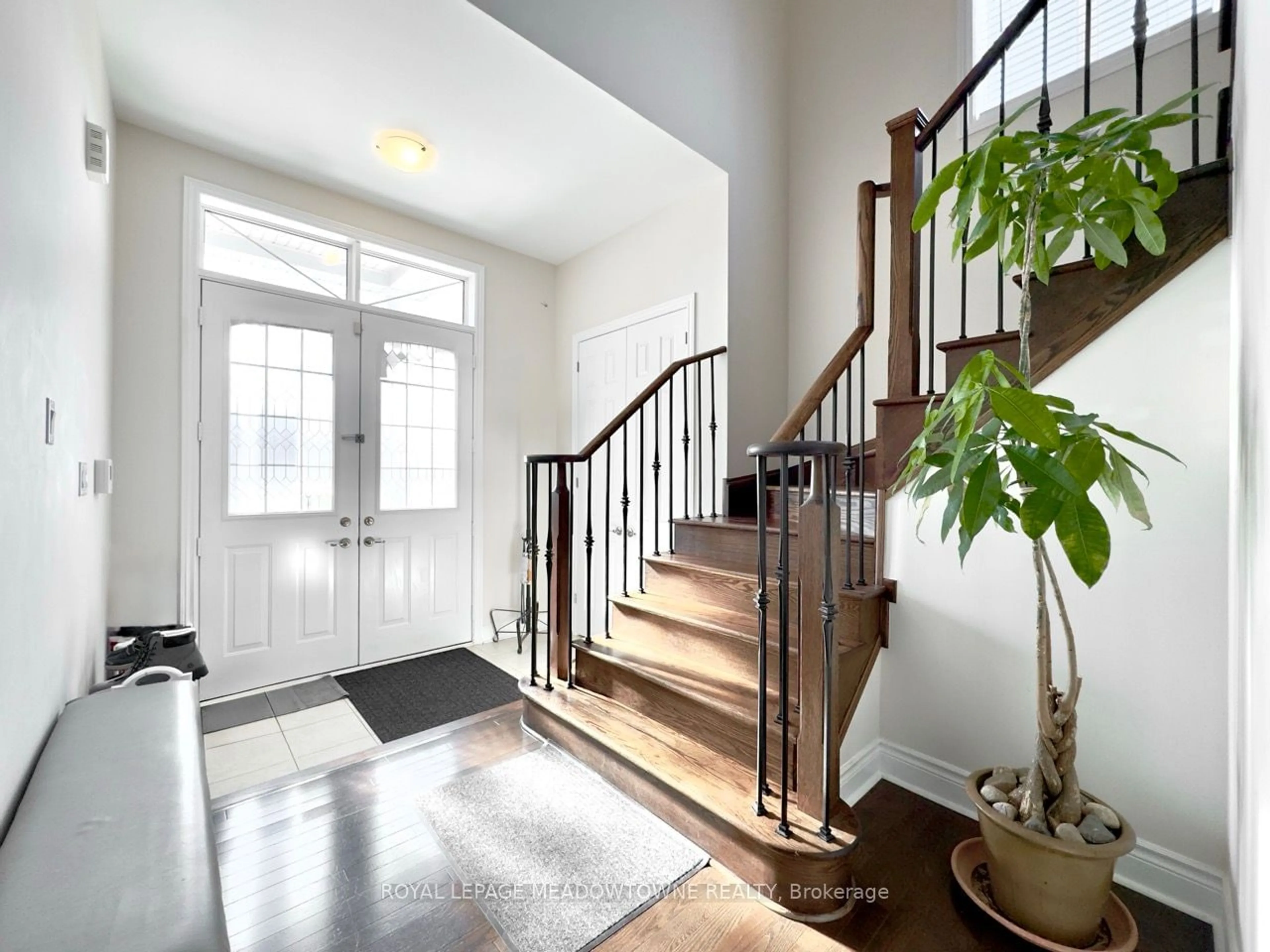 Indoor entryway for 232 Niagara Tr, Halton Hills Ontario L7G 0M4