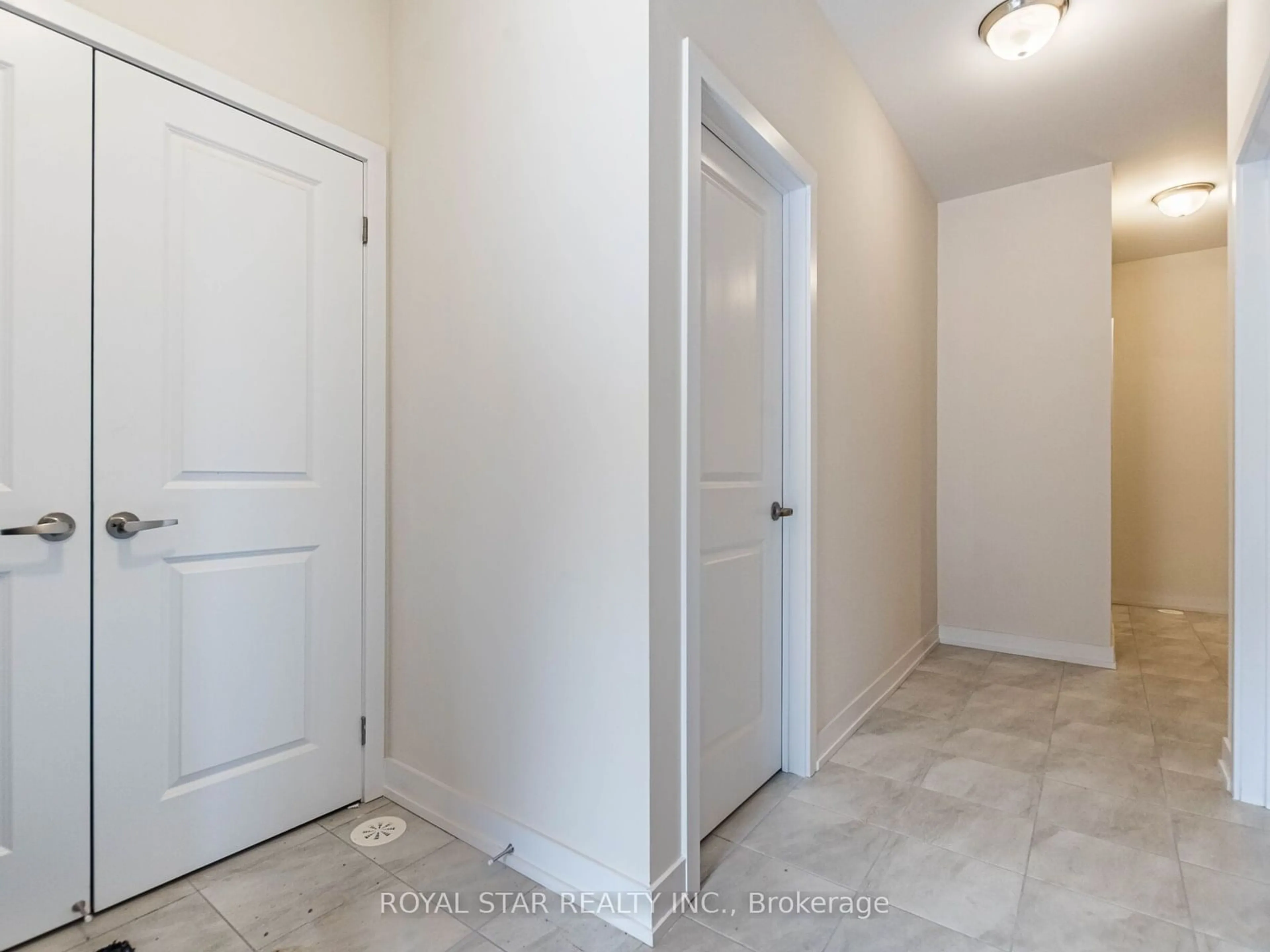 Indoor entryway for 3110 Meadowridge Dr, Oakville Ontario L6H 7G1