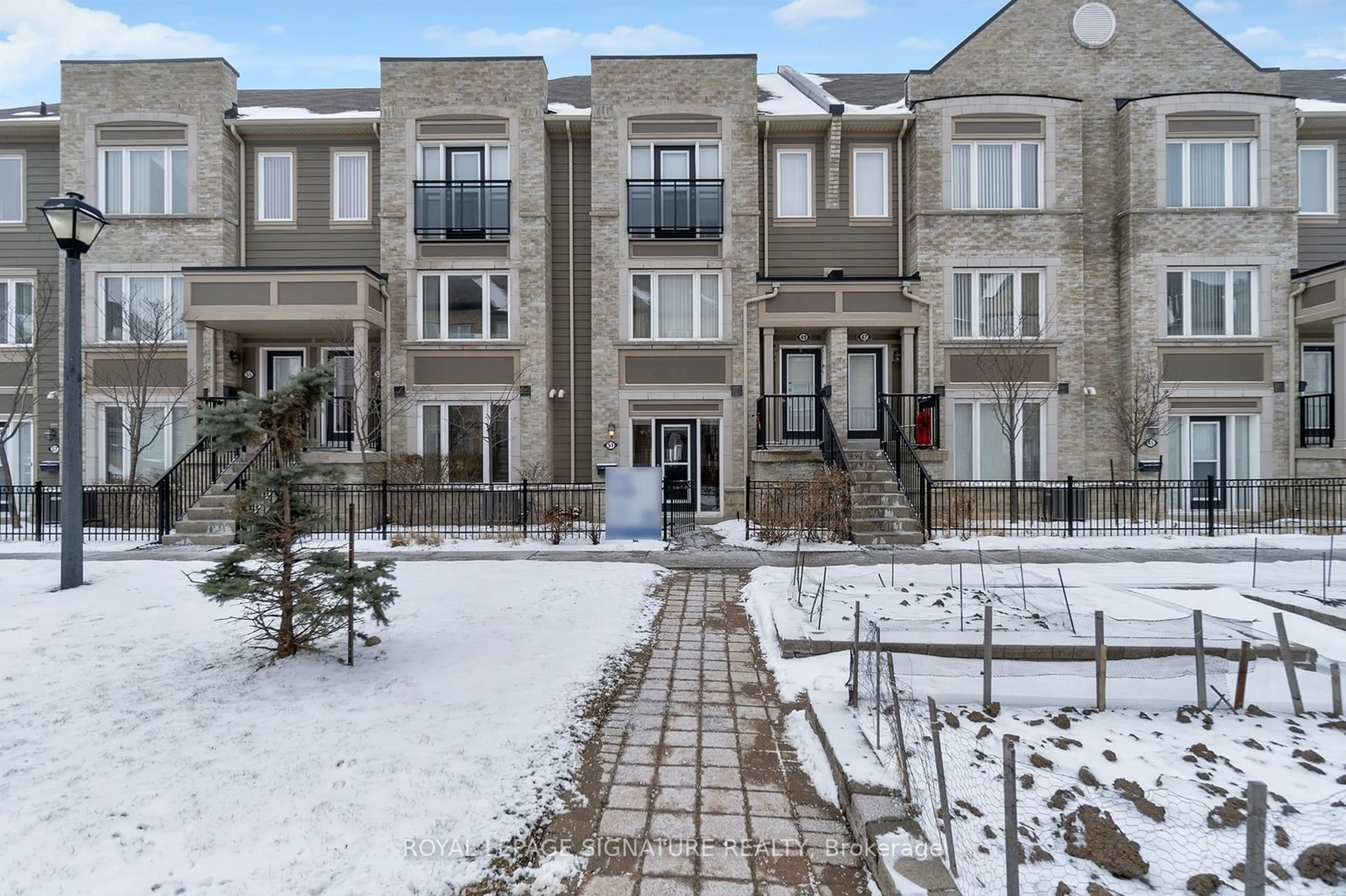 A pic from outside/outdoor area/front of a property/back of a property/a pic from drone, street for 2891 Rio Crt #51, Mississauga Ontario L5M 0S3