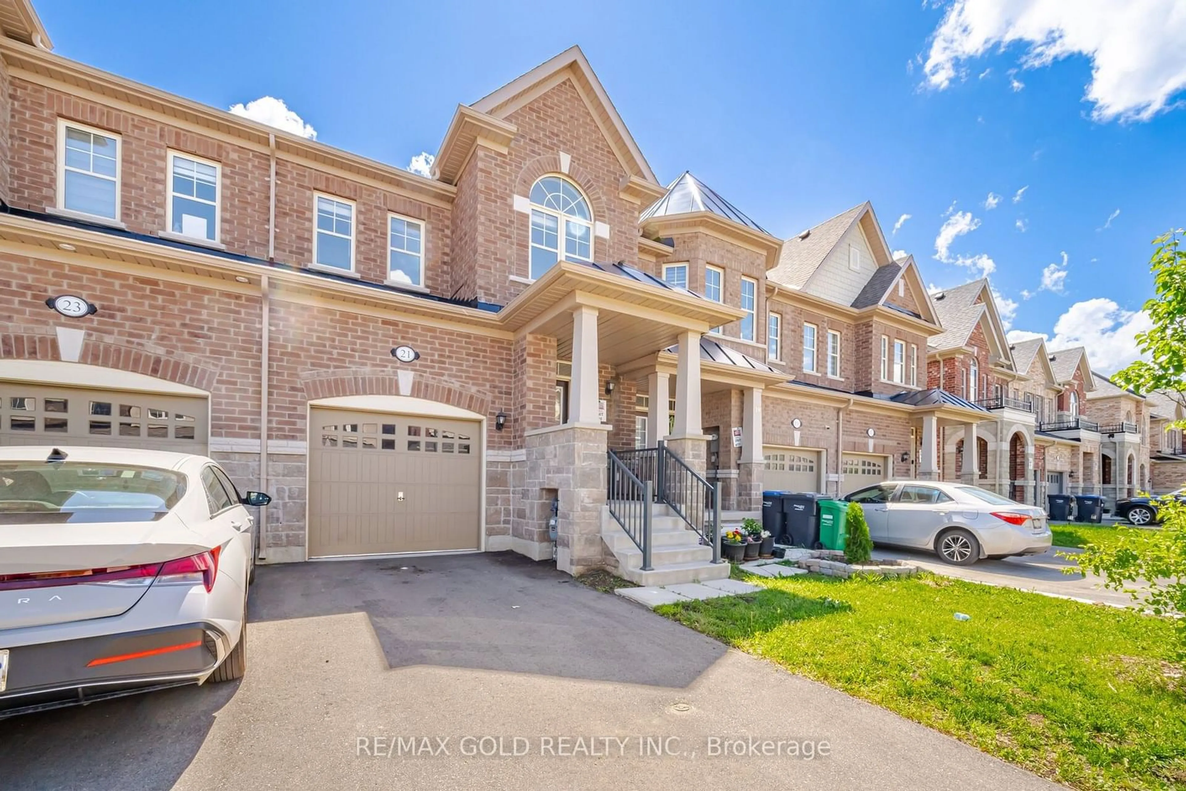 Home with brick exterior material, street for 21 Pearman Cres, Brampton Ontario L7A 4Y8