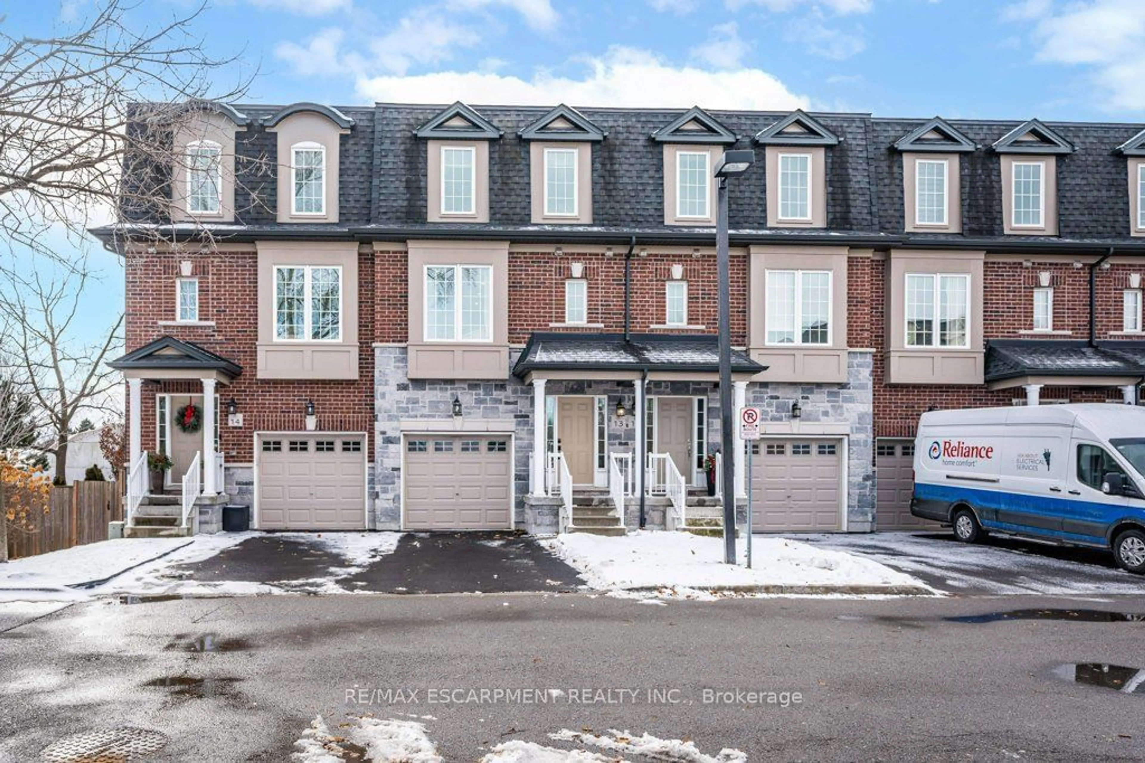 A pic from outside/outdoor area/front of a property/back of a property/a pic from drone, street for 2220 Queensway Dr #13, Burlington Ontario L7R 3T1