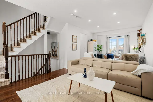 Additional property image - 2220 Queensway Dr Unit 13