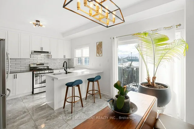 Additional property image - 2220 Queensway Dr Unit 13