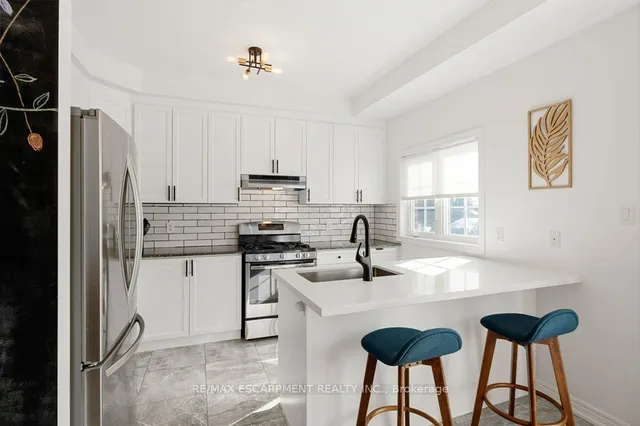 Additional property image - 2220 Queensway Dr Unit 13