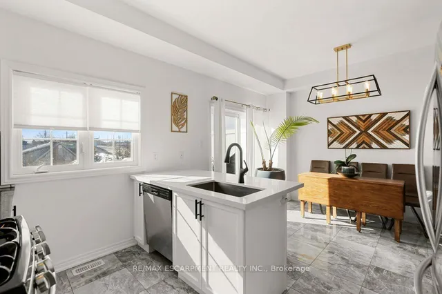 Additional property image - 2220 Queensway Dr Unit 13