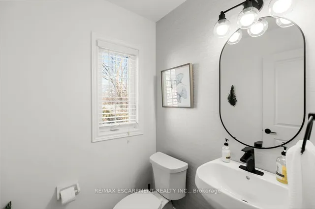Additional property image - 2220 Queensway Dr Unit 13