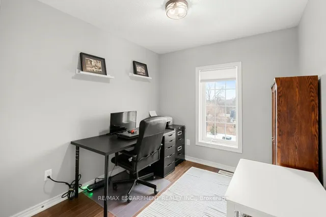 Additional property image - 2220 Queensway Dr Unit 13