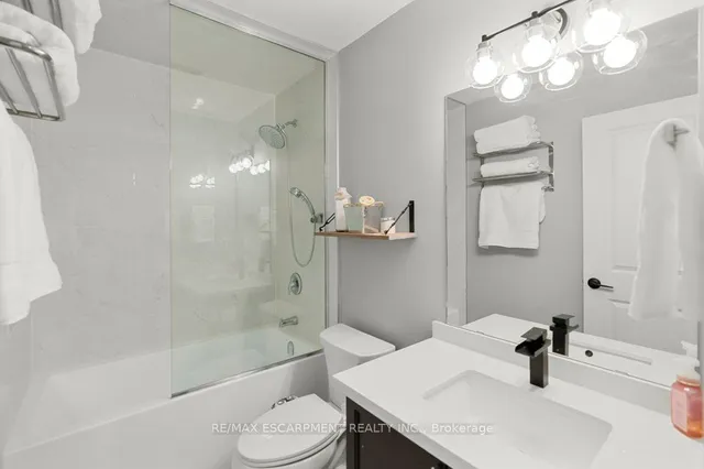 Additional property image - 2220 Queensway Dr Unit 13