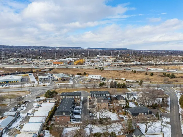 Additional property image - 2220 Queensway Dr Unit 13