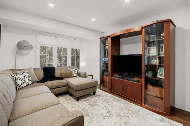 Additional property image - 2220 Queensway Dr Unit 13