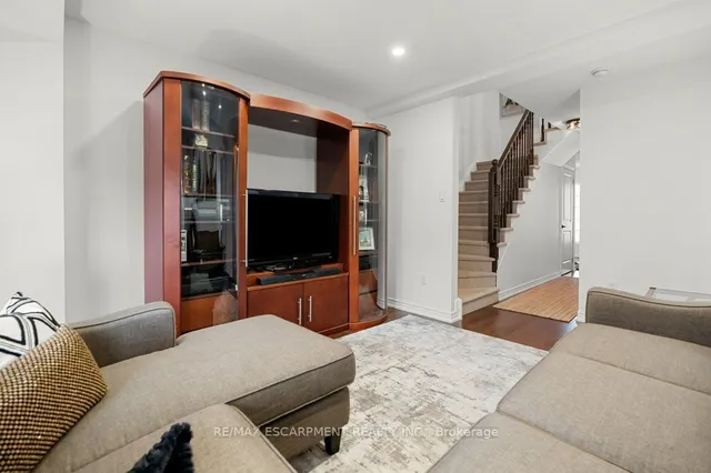Additional property image - 2220 Queensway Dr Unit 13