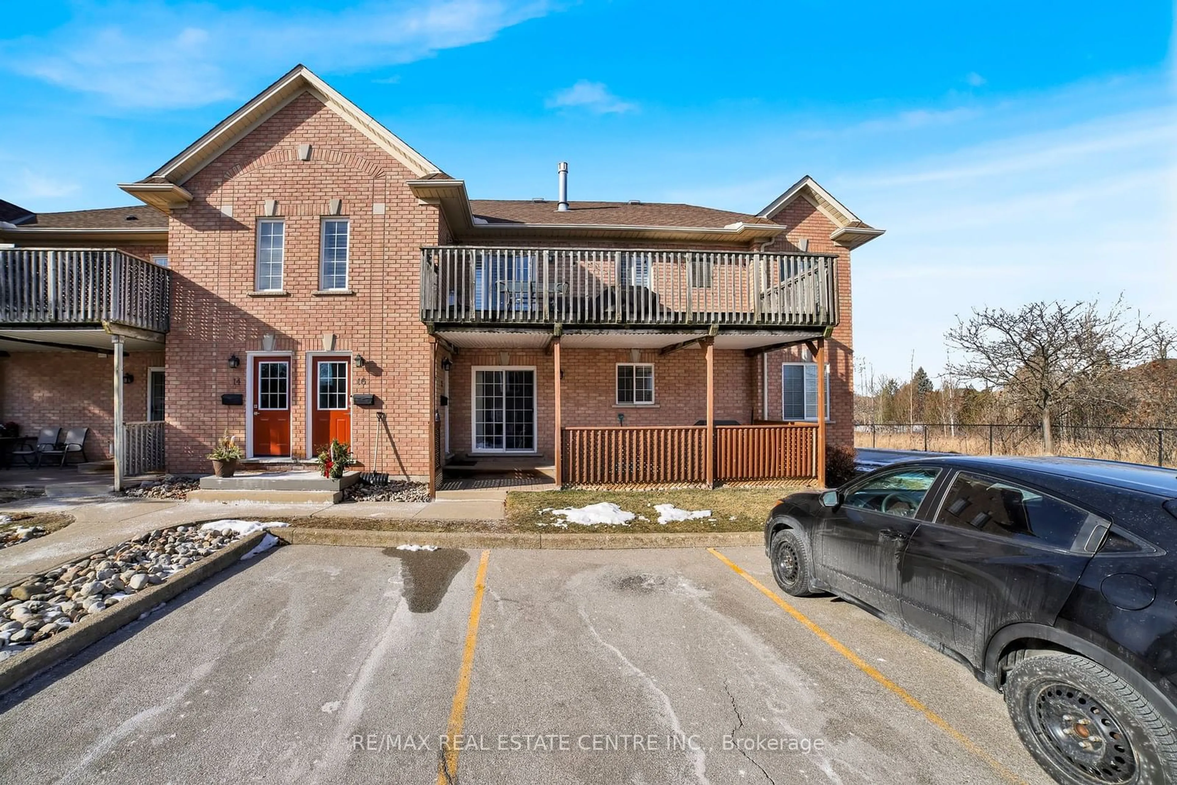 A pic from outside/outdoor area/front of a property/back of a property/a pic from drone, unknown for 2333 Walkers Line #15, Burlington Ontario L7M 4T1