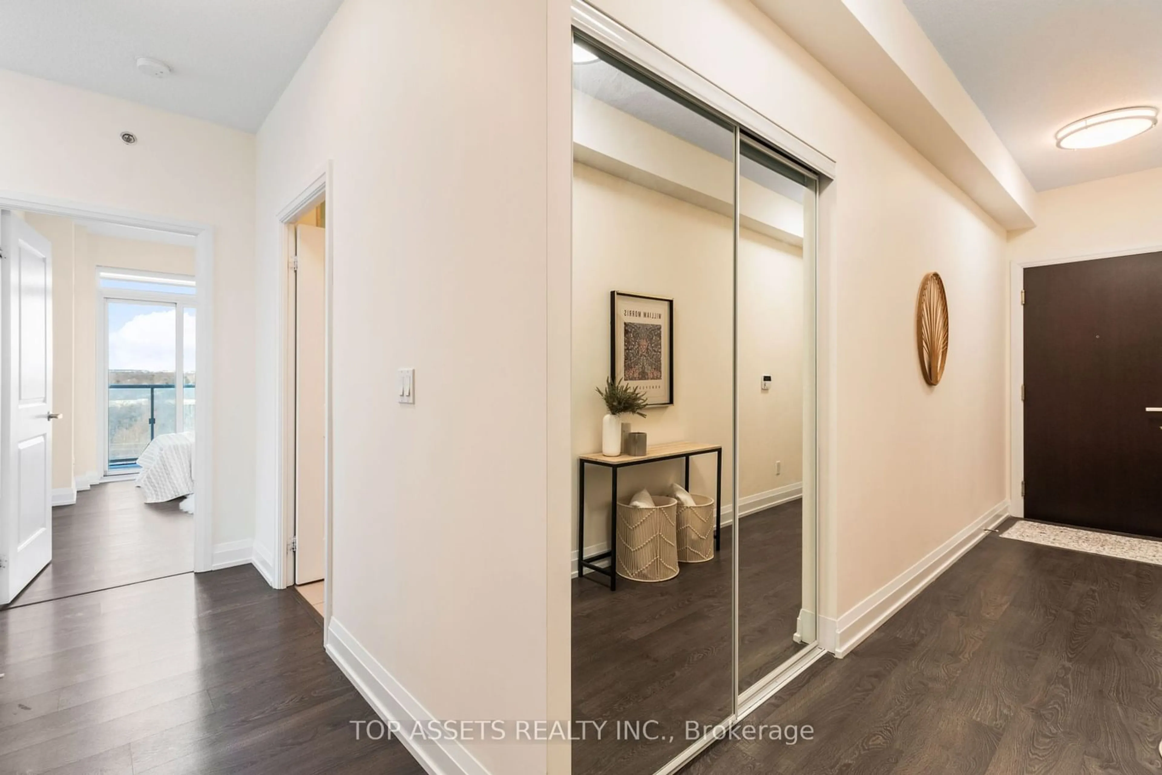 Indoor entryway for 65 Speers Rd #1111, Oakville Ontario L6K 0J1