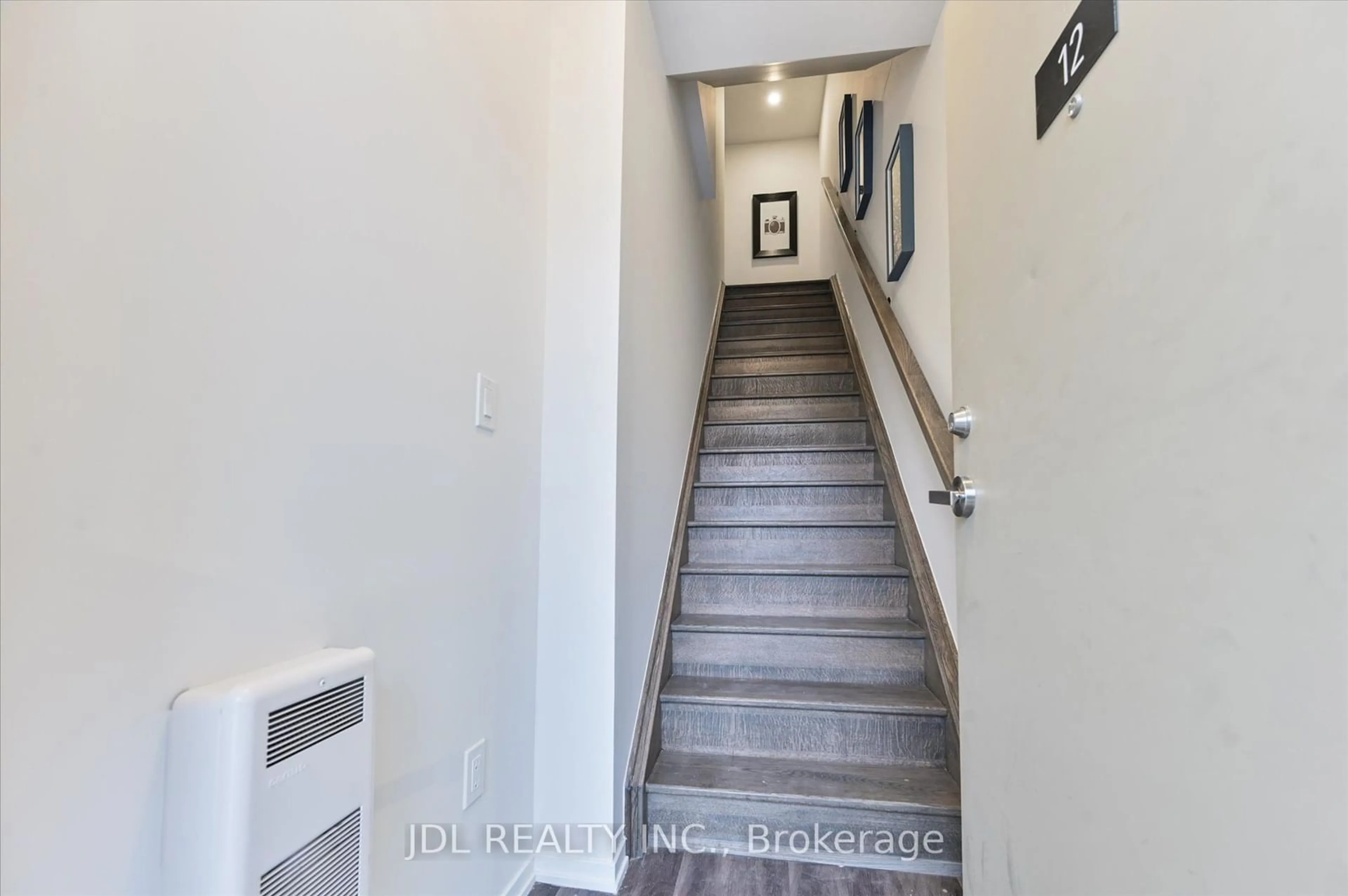 Indoor foyer for 260 Twelfth St #12, Toronto Ontario M8V 0J6