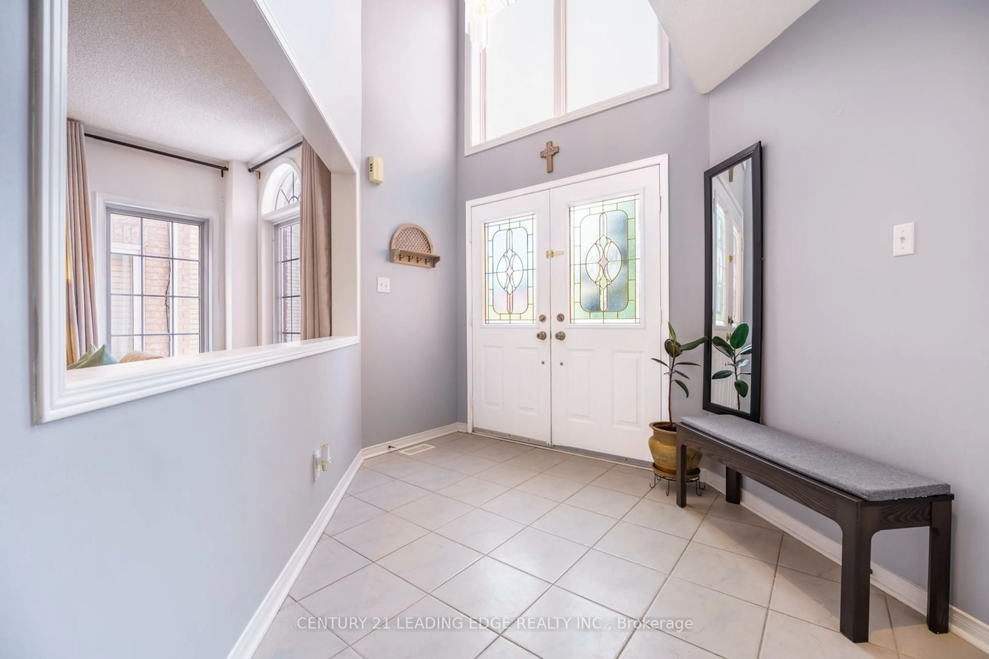 Indoor entryway for 7282 Terragar Blvd, Mississauga Ontario L5N 7L8