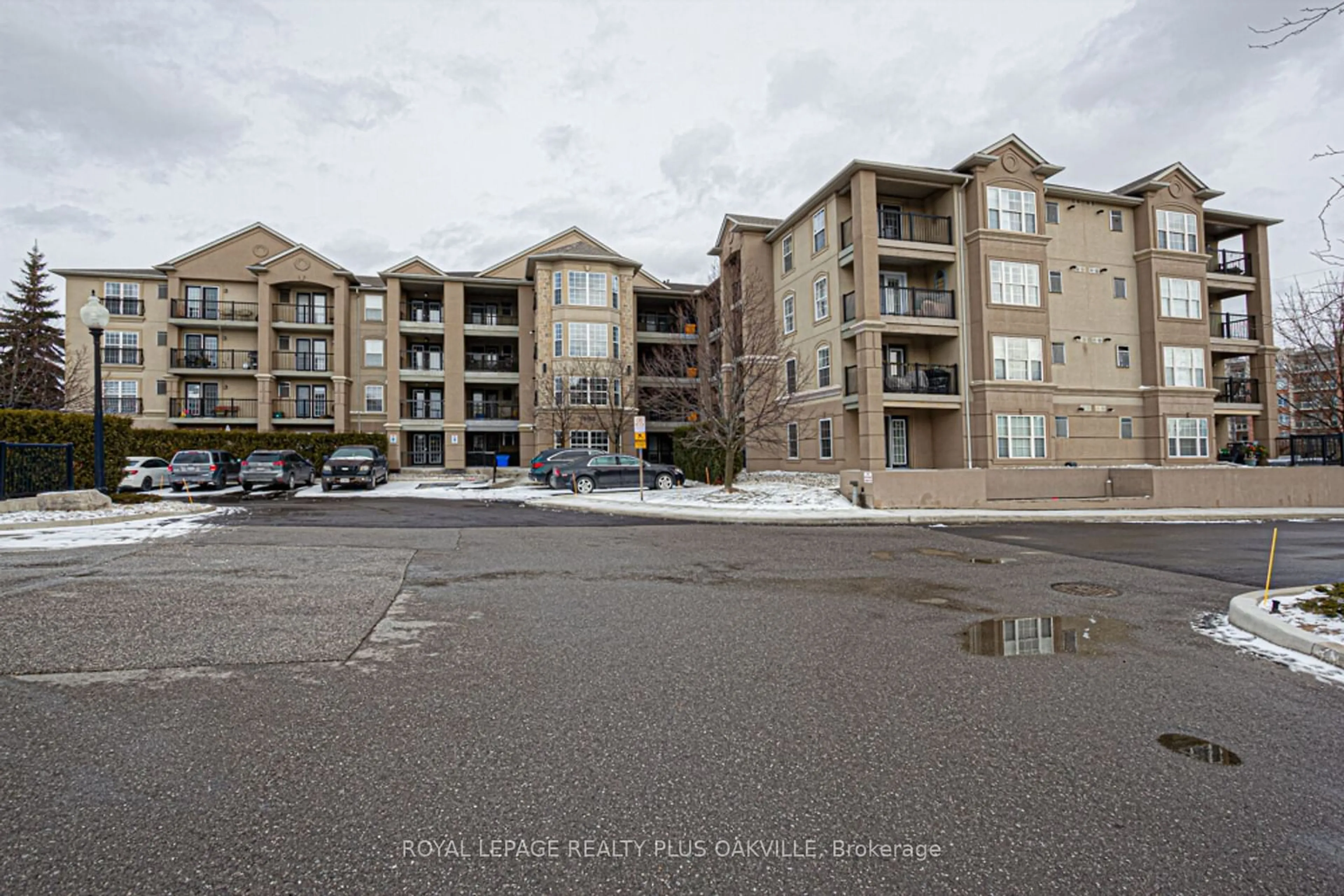 A pic from outside/outdoor area/front of a property/back of a property/a pic from drone, unknown for 2055 Appleby Line #311, Burlington Ontario L7L 7H1