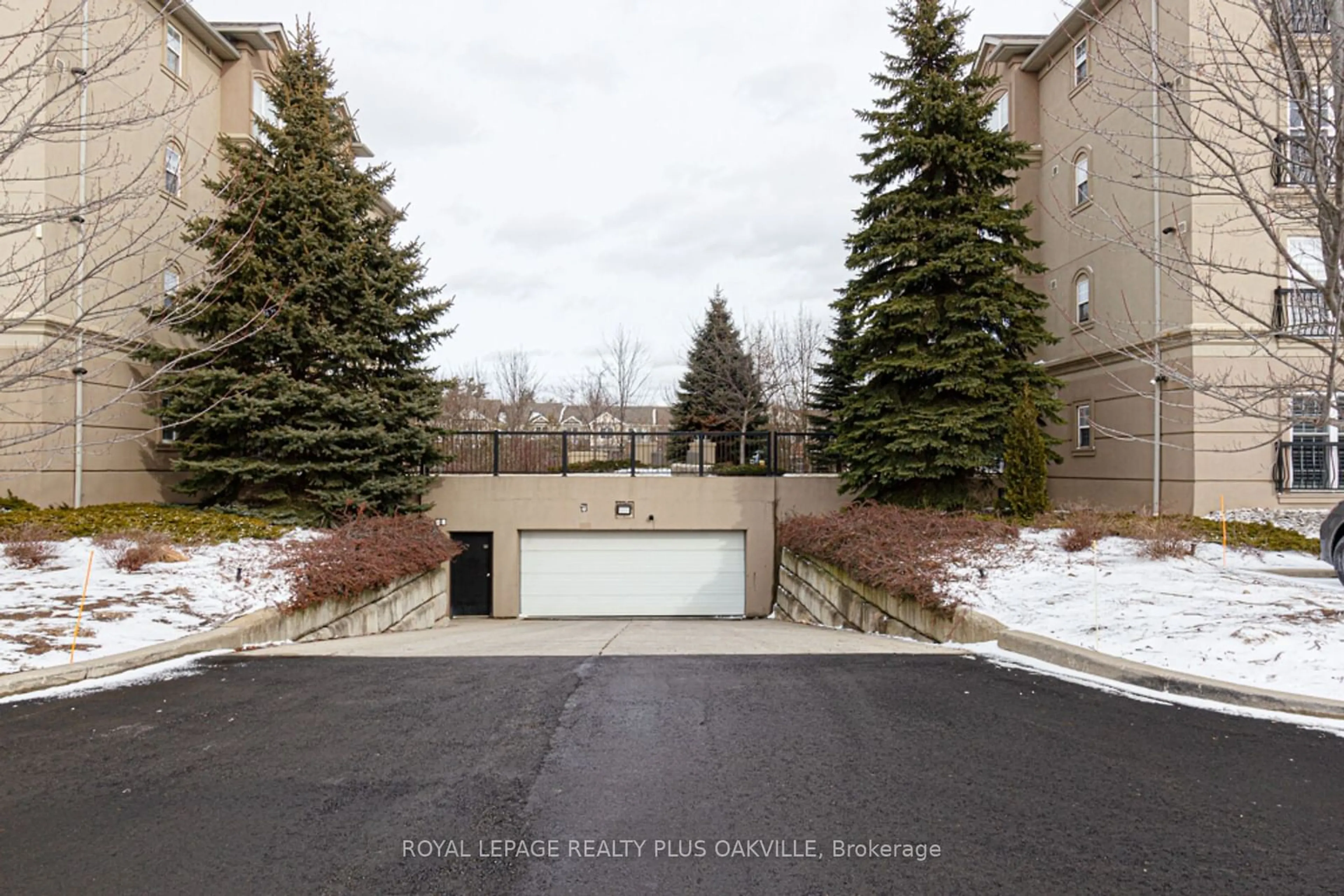 Patio, street for 2055 Appleby Line #311, Burlington Ontario L7L 7H1