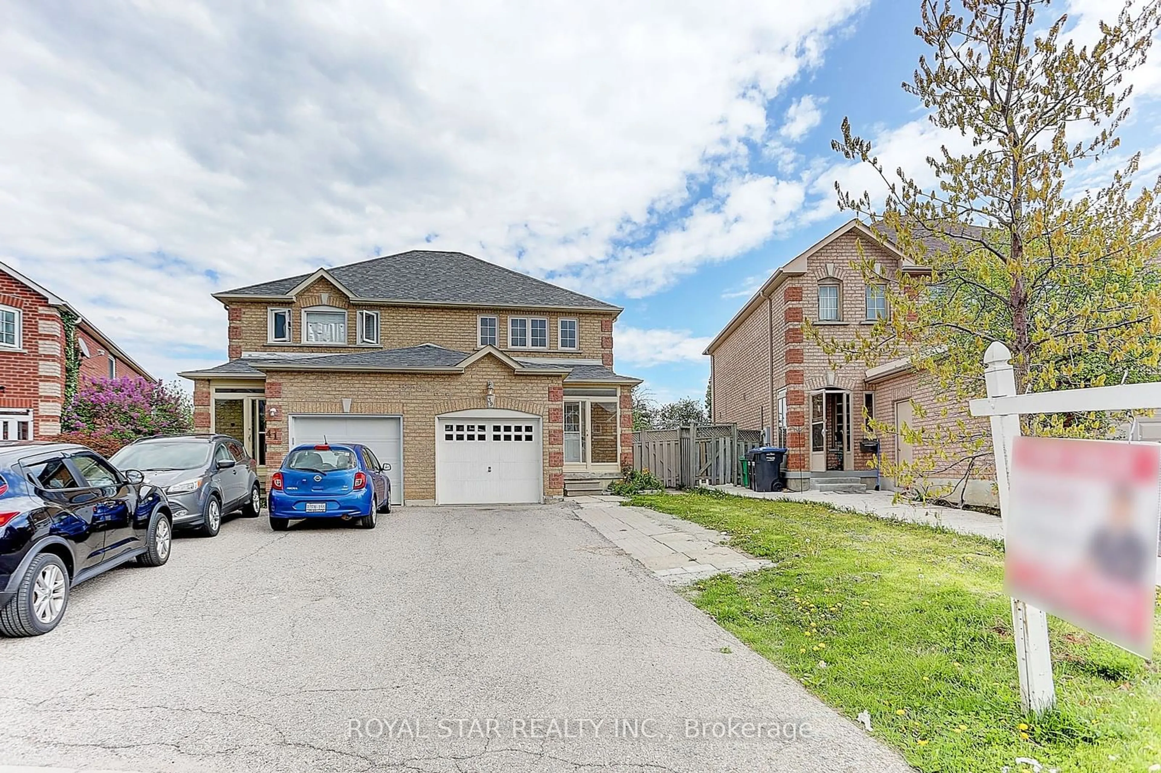 A pic from outside/outdoor area/front of a property/back of a property/a pic from drone, street for 39 Caruso Dr, Brampton Ontario L6Y 5B2