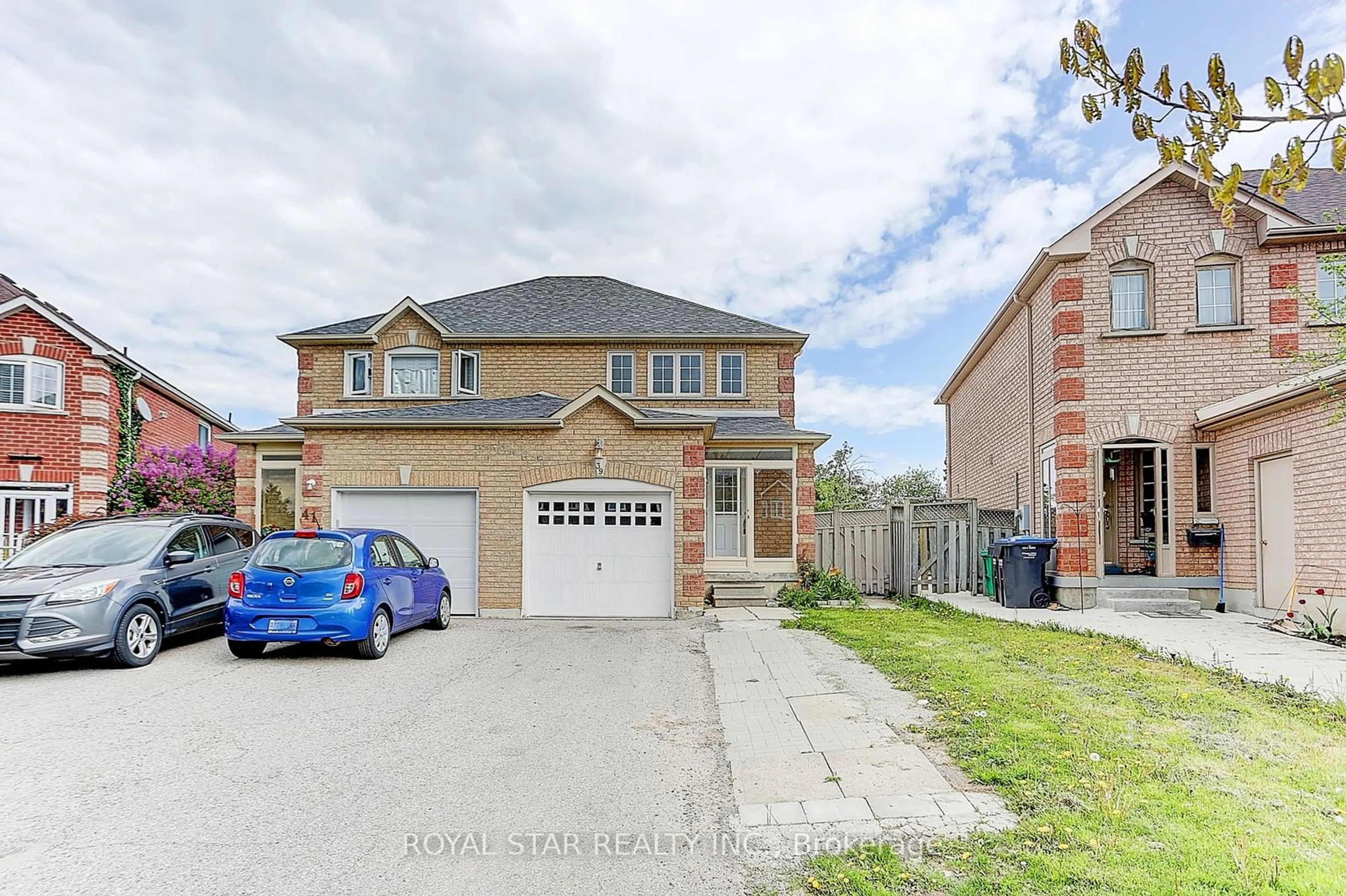 A pic from outside/outdoor area/front of a property/back of a property/a pic from drone, street for 39 Caruso Dr, Brampton Ontario L6Y 5B2