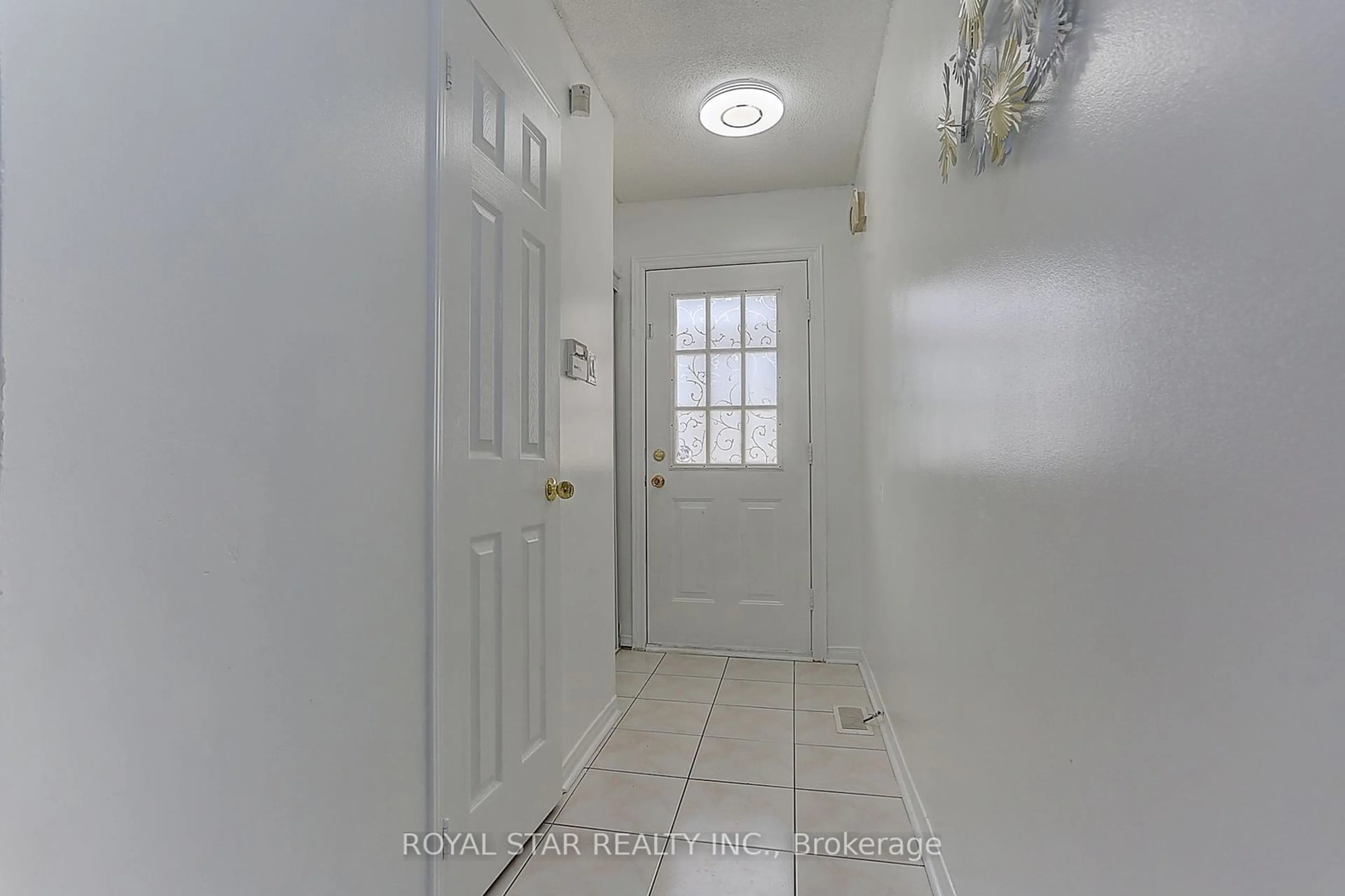 Indoor entryway for 39 Caruso Dr, Brampton Ontario L6Y 5B2