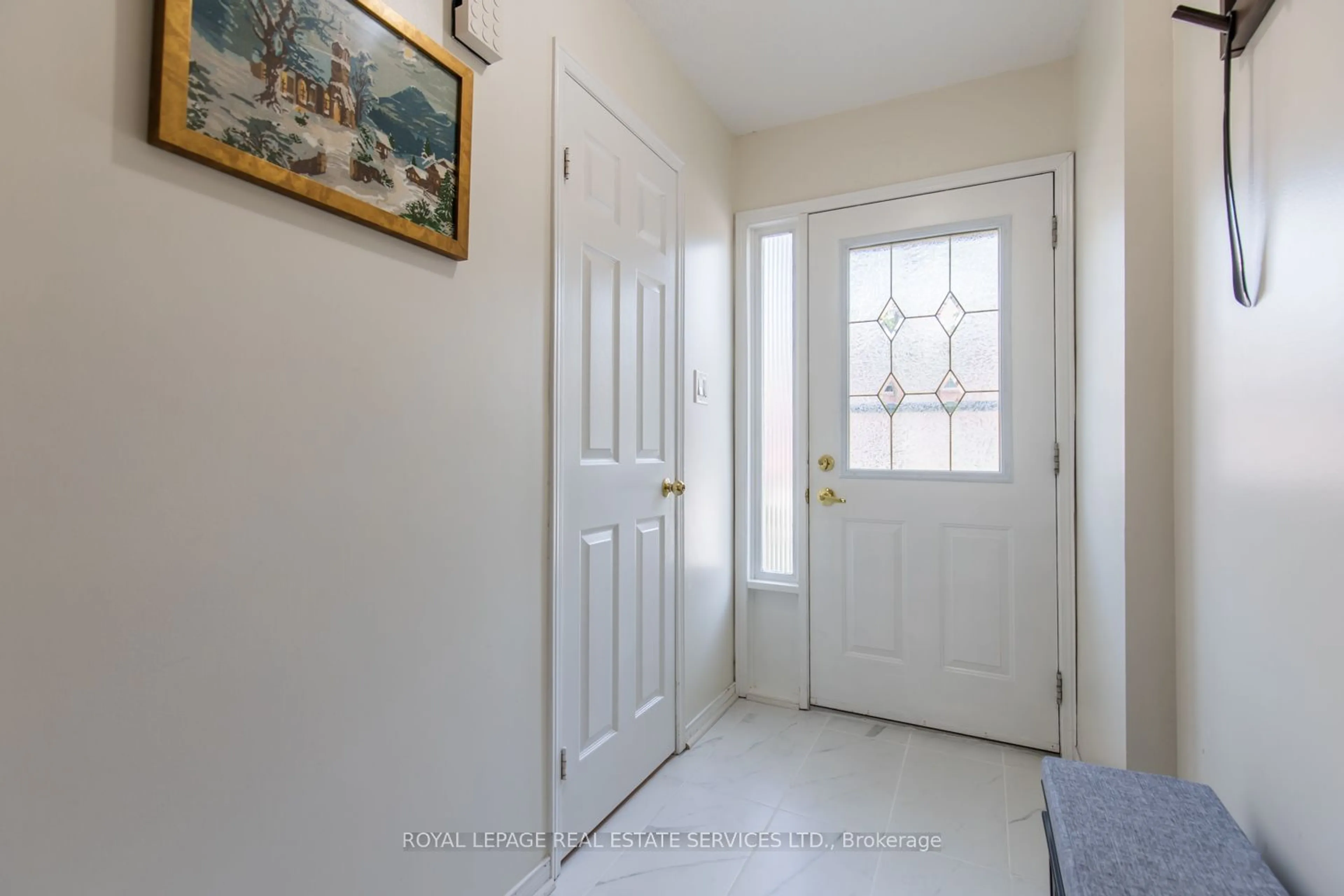 Indoor entryway for 2004 Glenada Cres #24, Oakville Ontario L6H 5P5