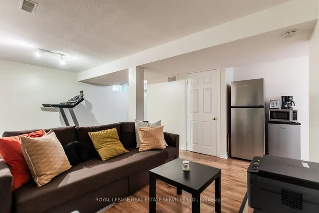 Additional property image - 2004 Glenada Cres Unit 24