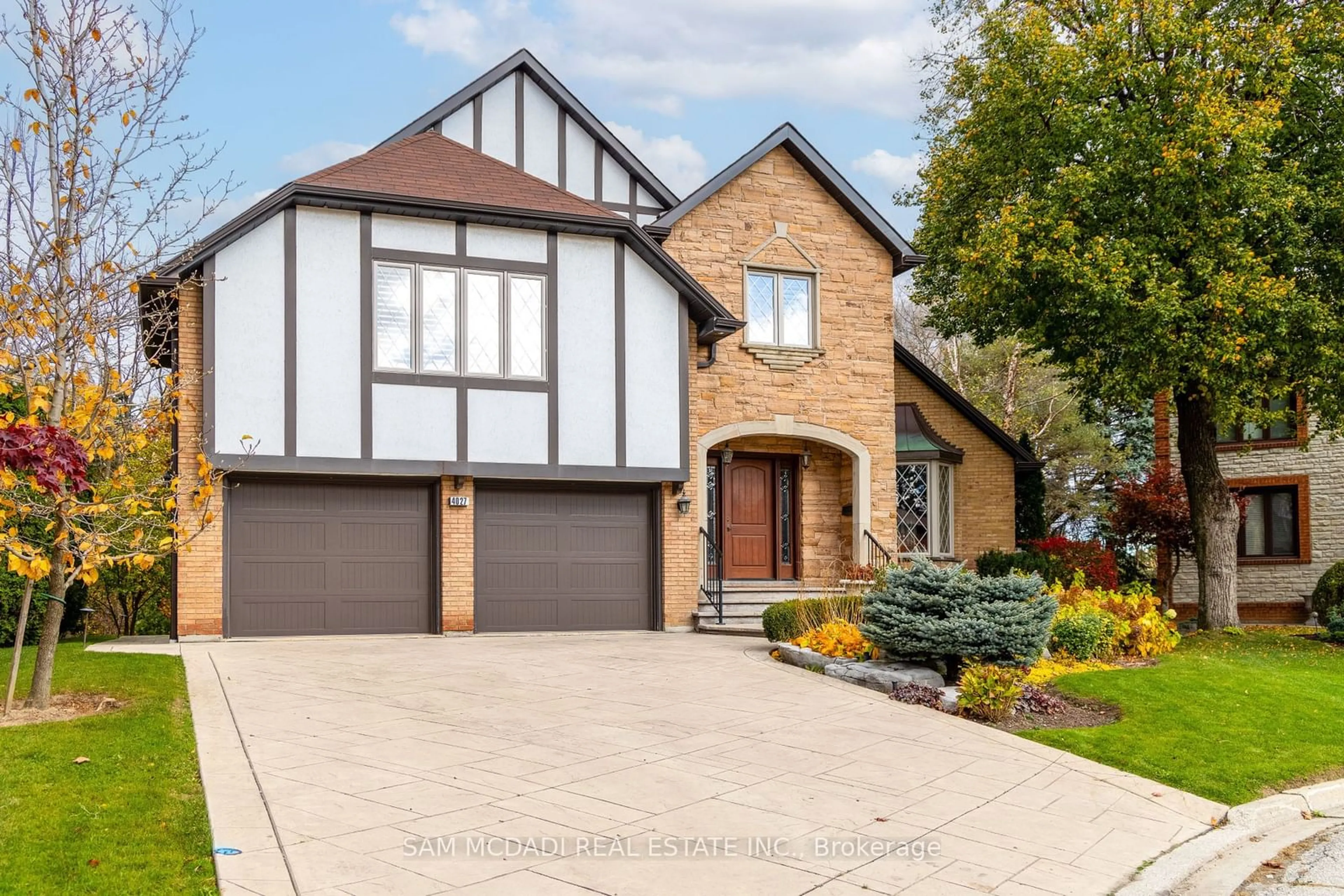 Home with brick exterior material, street for 4027 Lookout Crt, Mississauga Ontario L4W 4E9