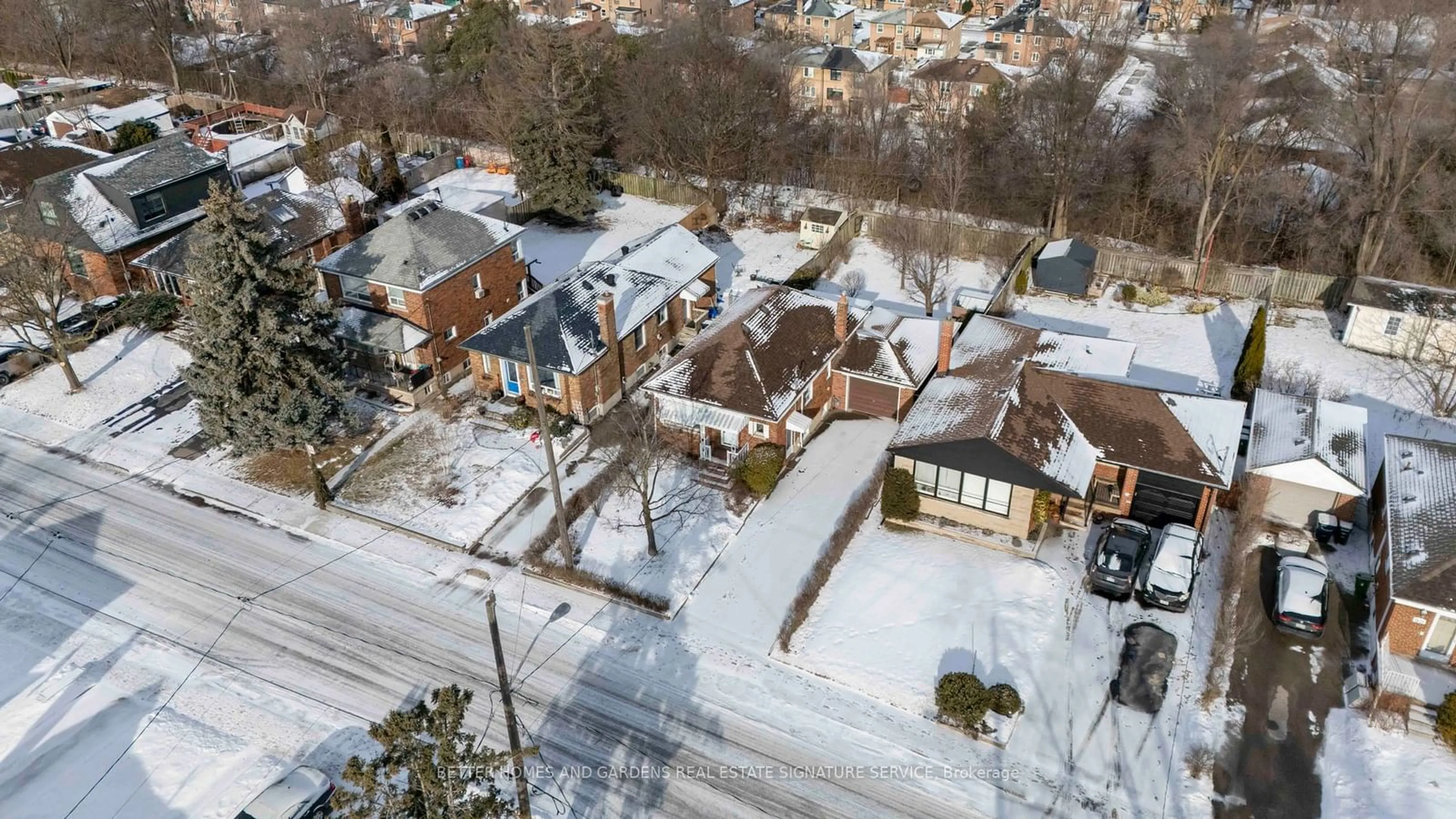 A pic from outside/outdoor area/front of a property/back of a property/a pic from drone, street for 100 Ellins Ave, Toronto Ontario M6N 2A9