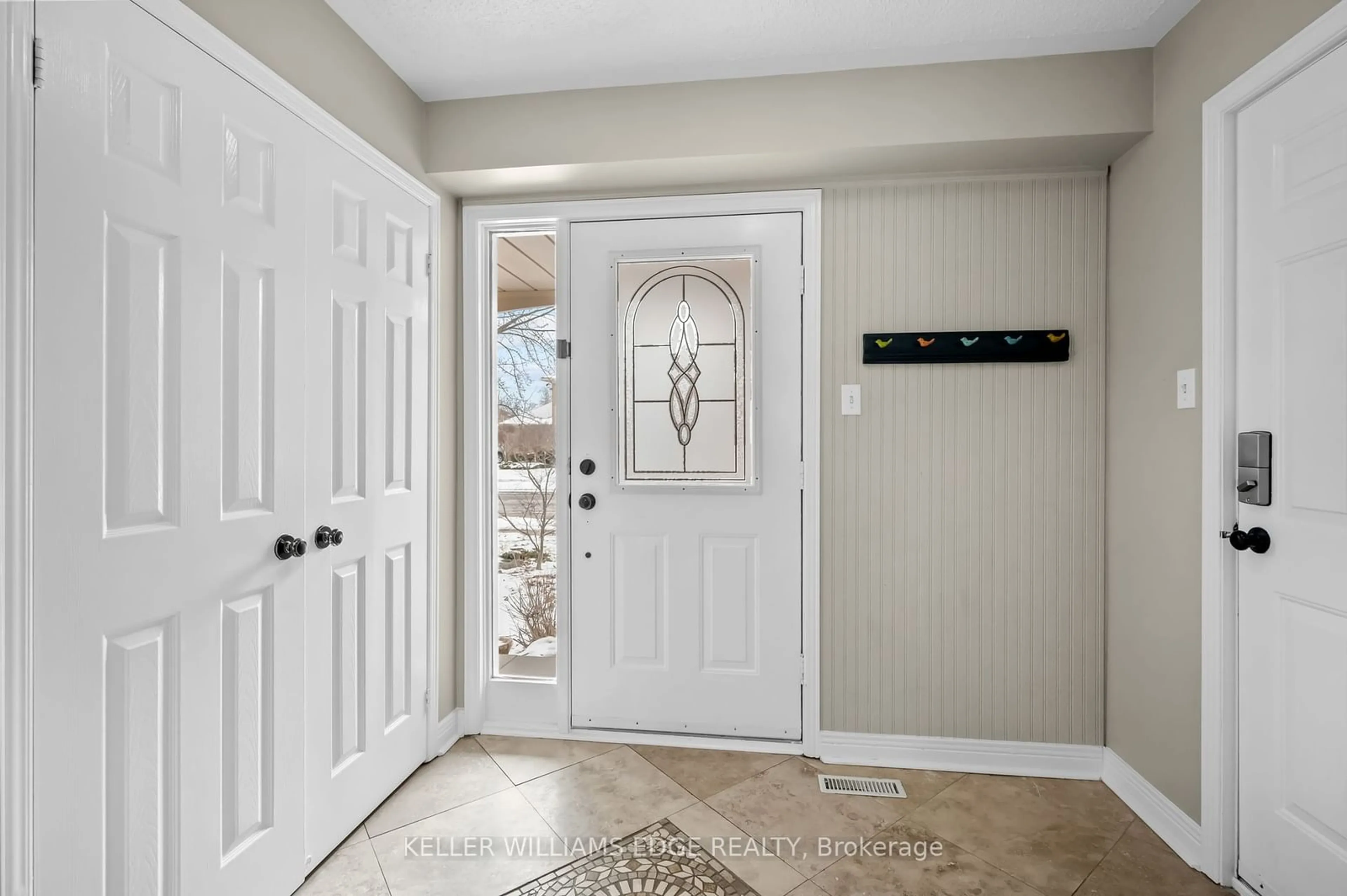 Indoor entryway for 2109 Country Club Dr, Burlington Ontario L7M 4A5