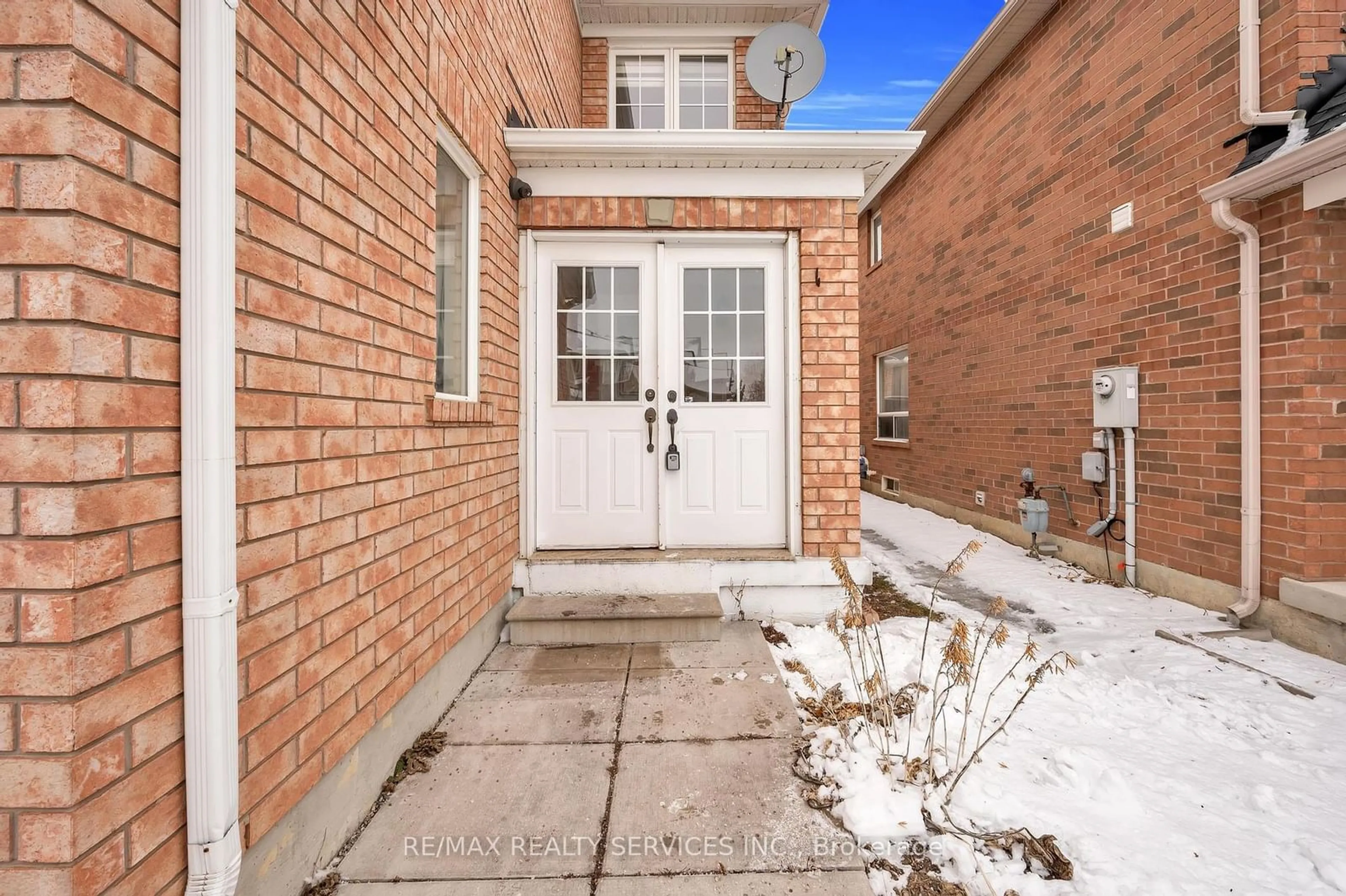 Indoor entryway for 17 Levida St, Brampton Ontario L6P 2Y6