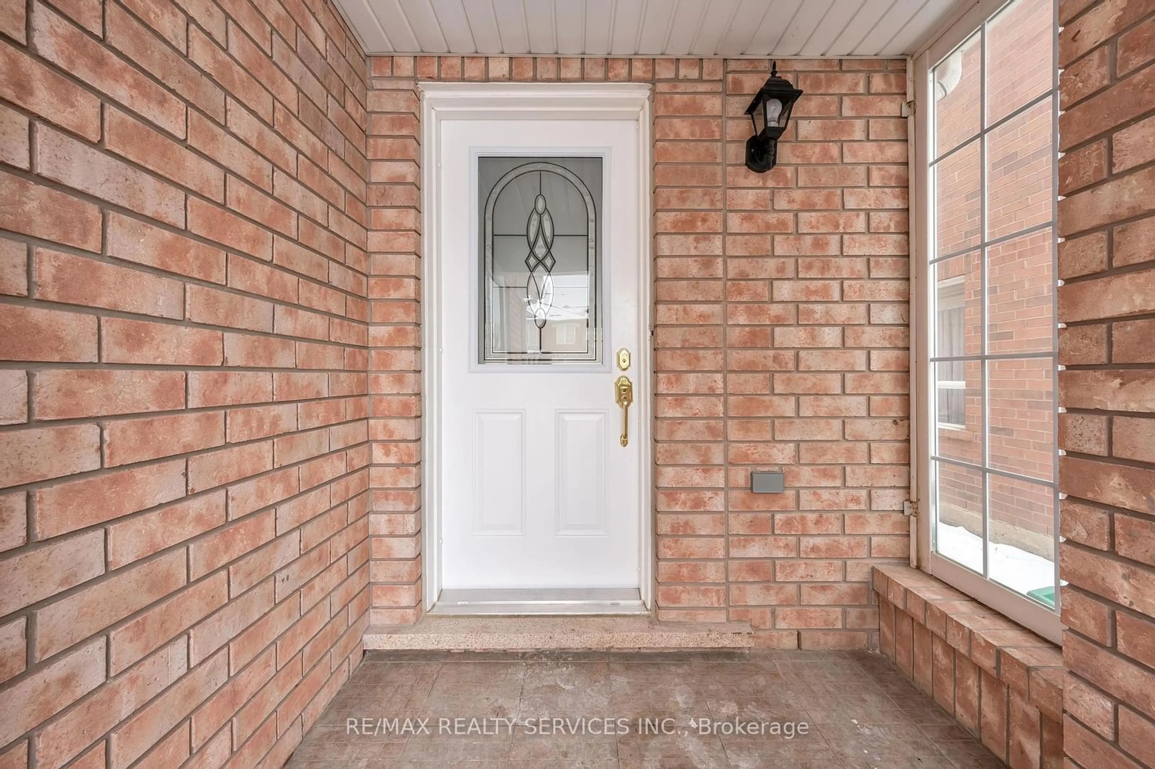 Indoor entryway for 17 Levida St, Brampton Ontario L6P 2Y6