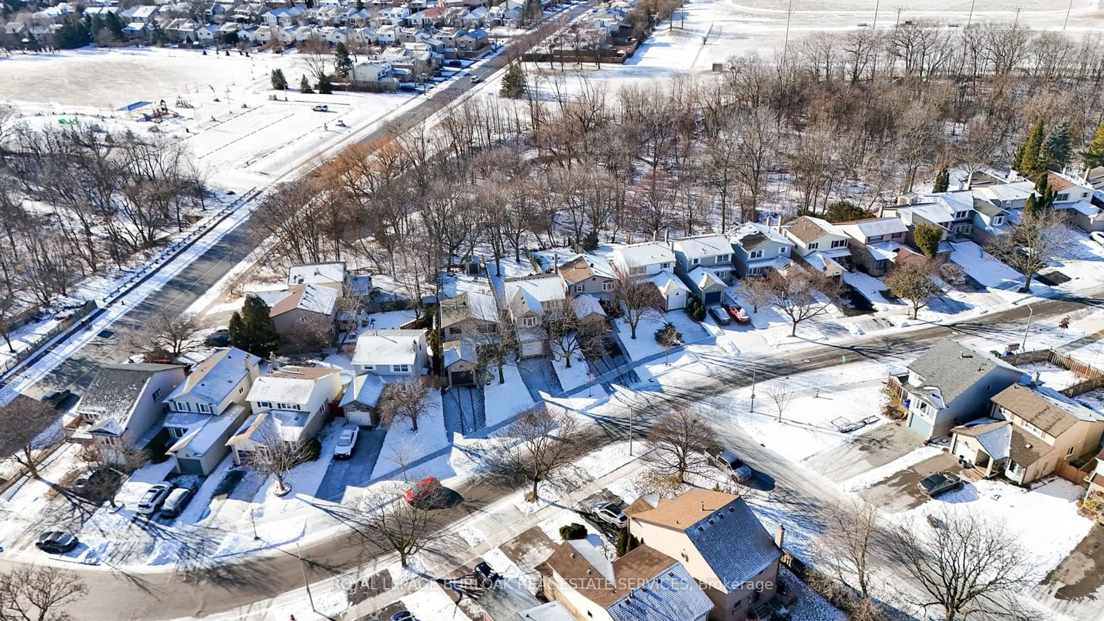 A pic from outside/outdoor area/front of a property/back of a property/a pic from drone, street for 1513 Riley Ave, Burlington Ontario L7M 3C2