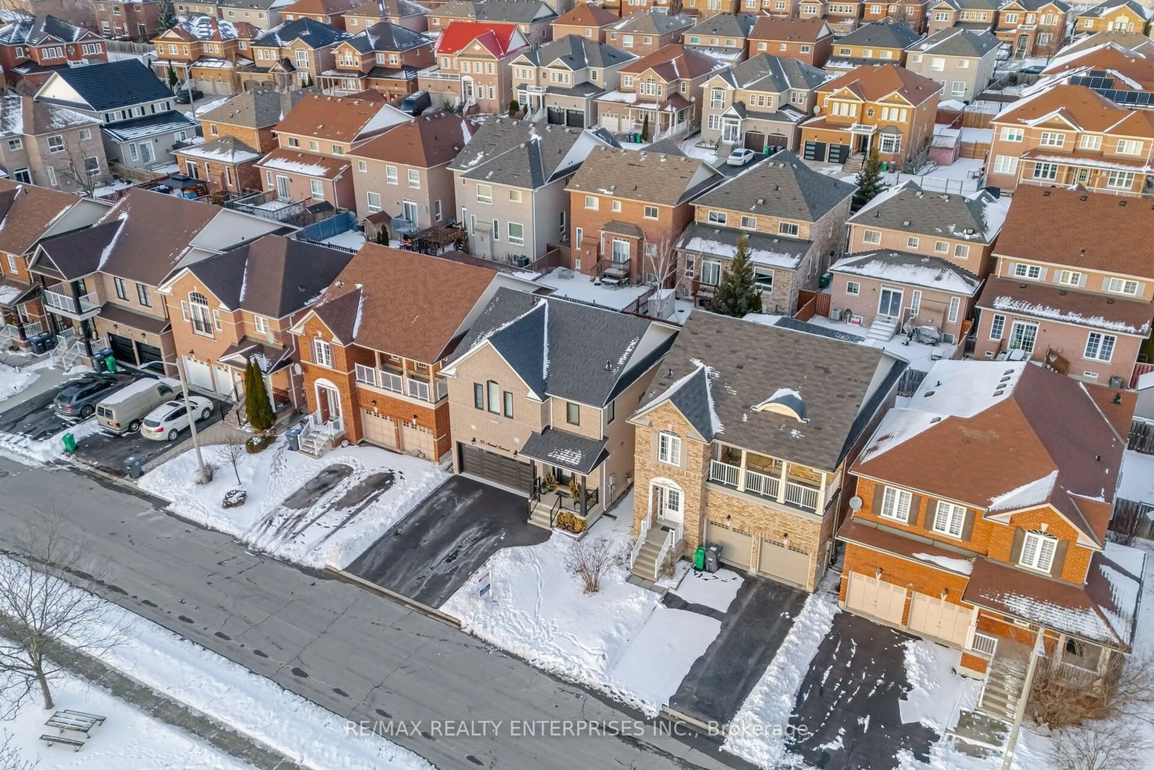 A pic from outside/outdoor area/front of a property/back of a property/a pic from drone, street for 35 Nomad Cres, Brampton Ontario L6Y 5N4