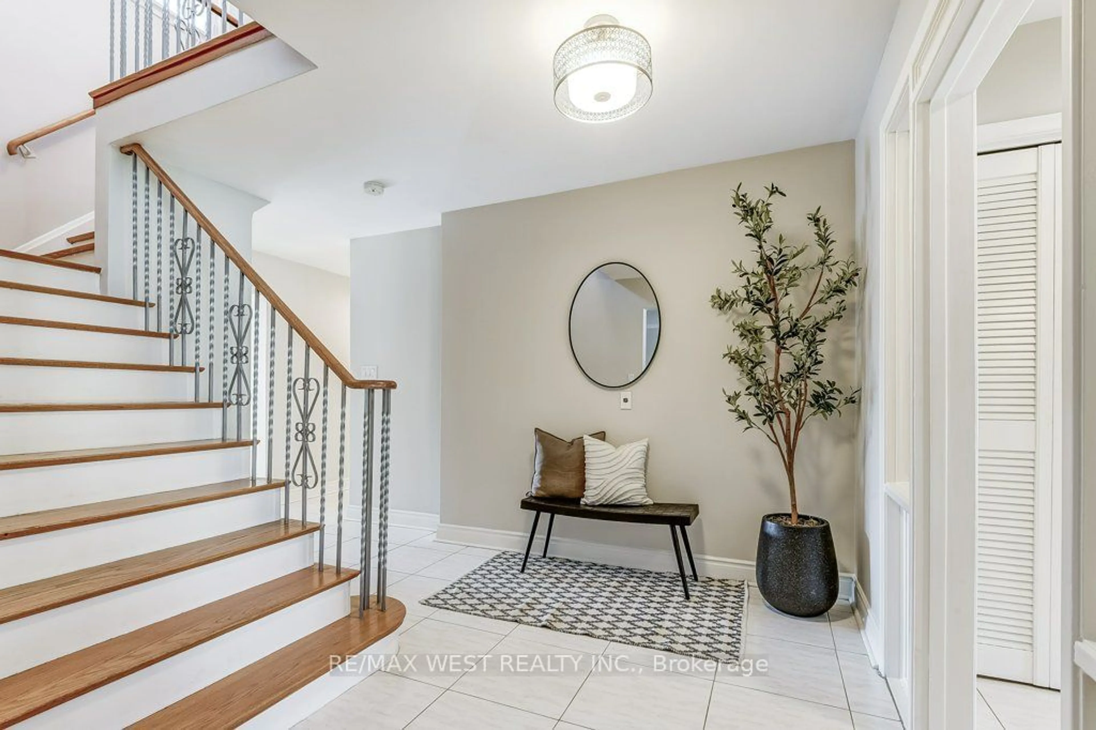 Indoor entryway for 120 Neilson Dr, Toronto Ontario M9C 1W2