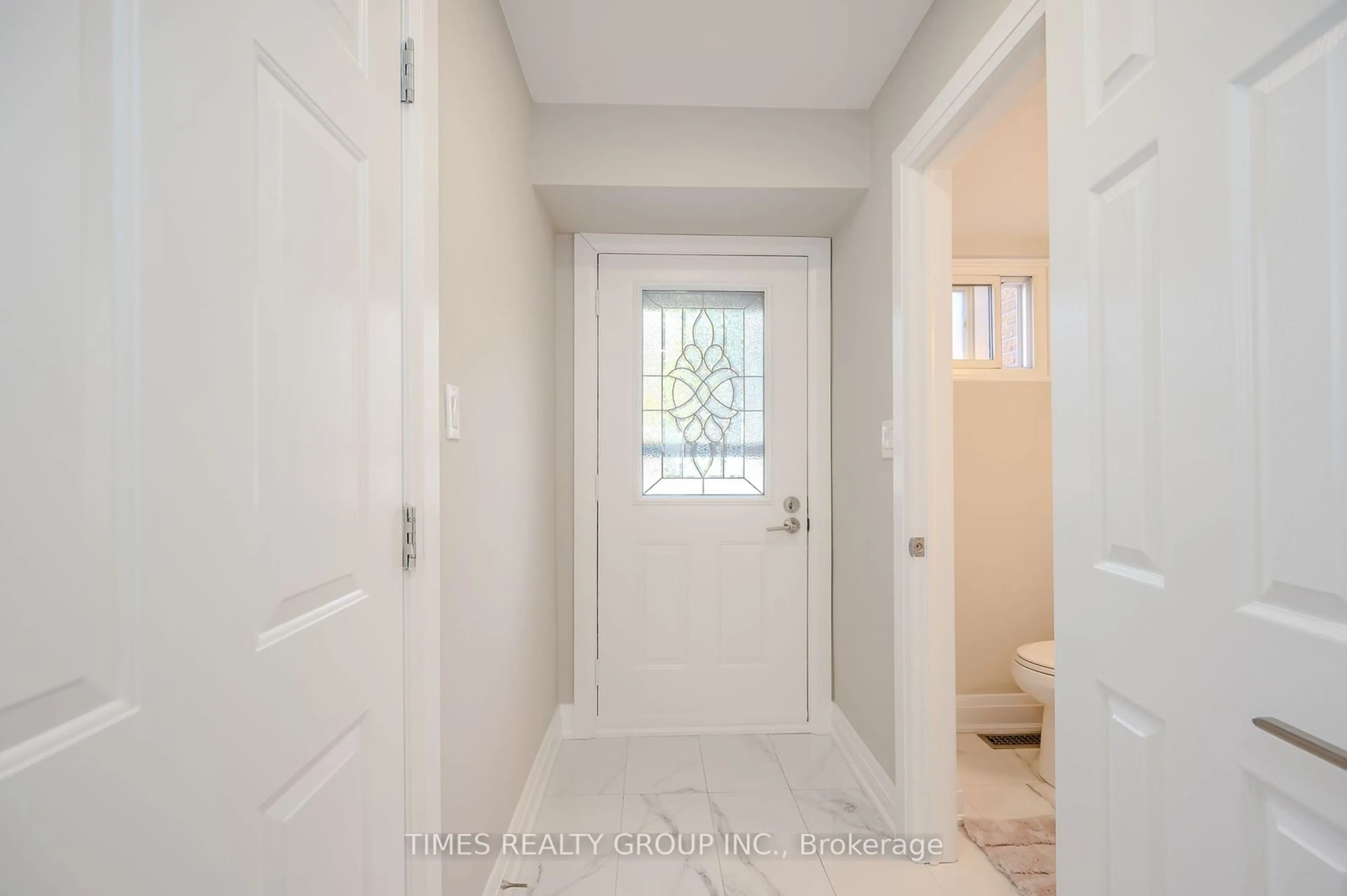 Indoor entryway for 2120 Rathburn Rd #118, Mississauga Ontario L4W 2S8