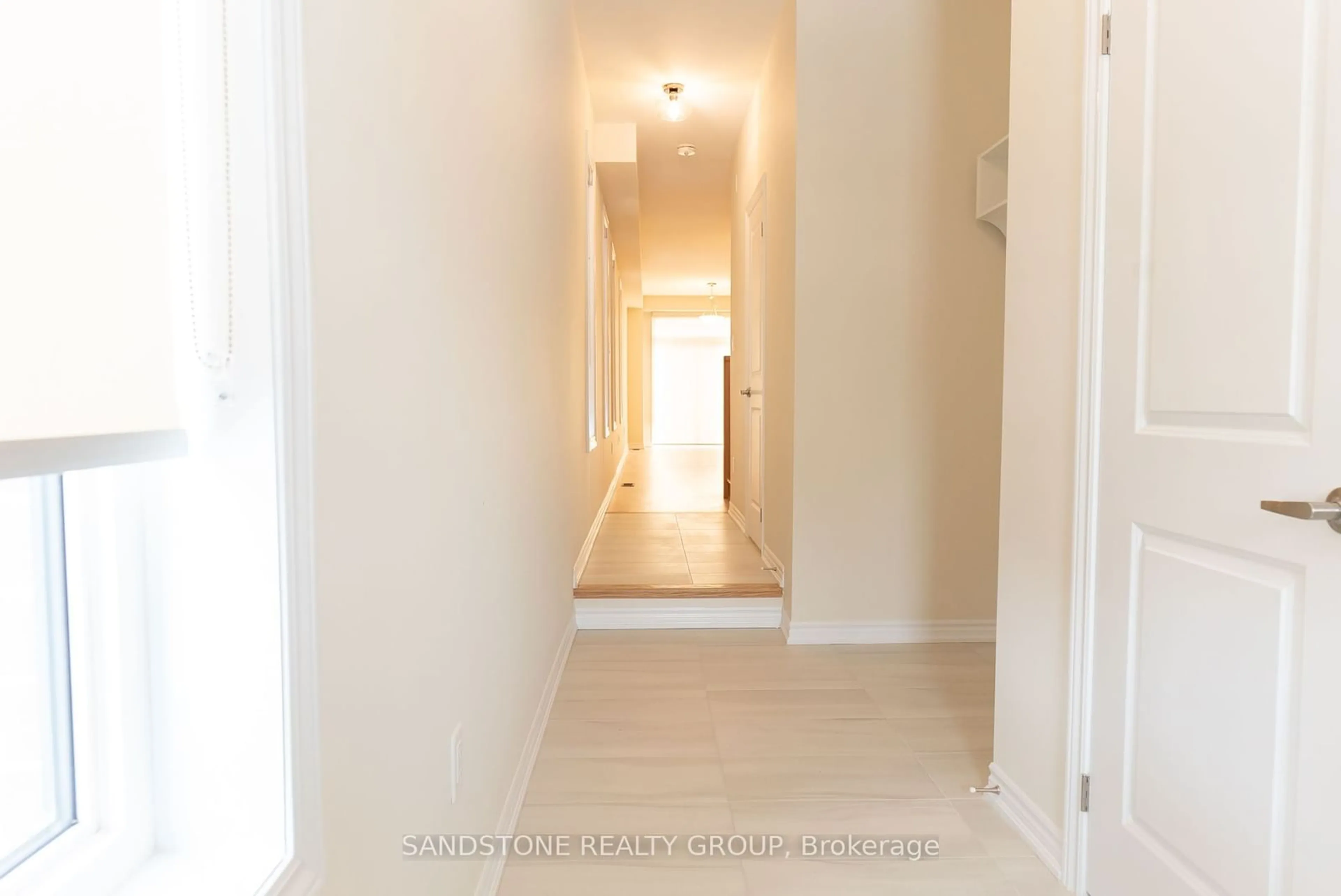 Indoor entryway for 1424 Almonte Dr, Burlington Ontario L7P 0V8