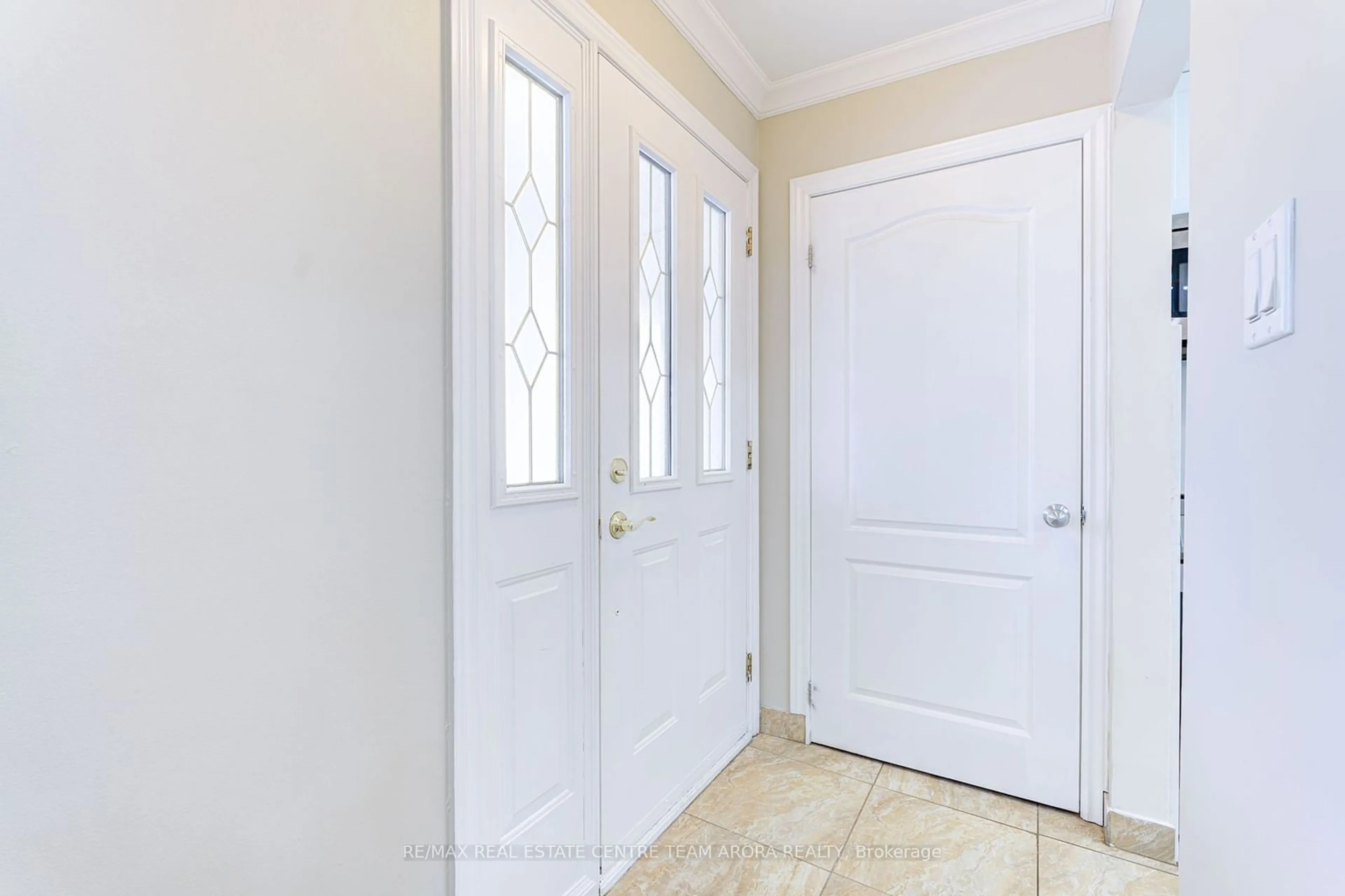 Indoor entryway for 460 Ginger Dwns, Mississauga Ontario L5A 3A7