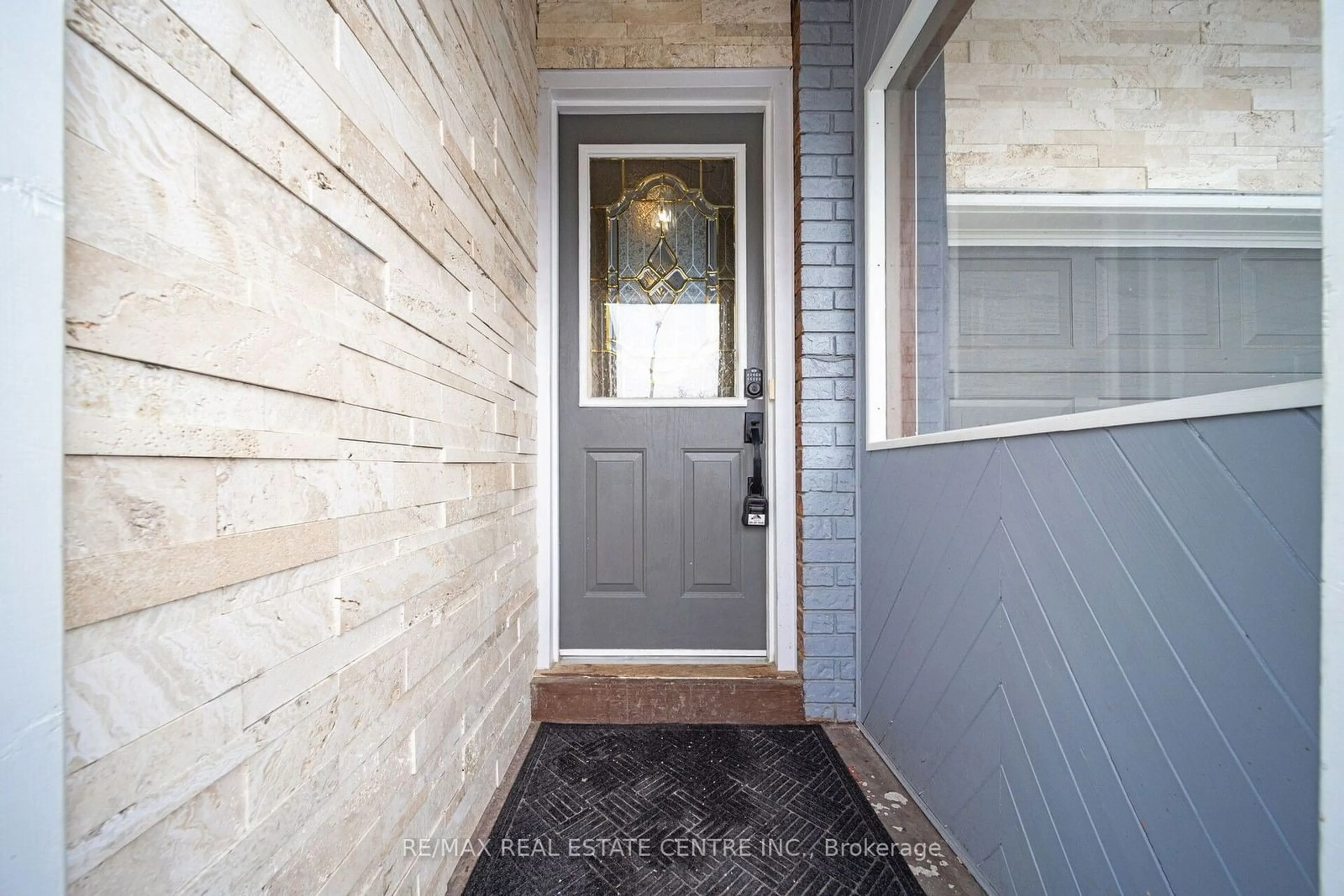 Indoor entryway for 19 Histon Cres, Brampton Ontario L6V 3P9