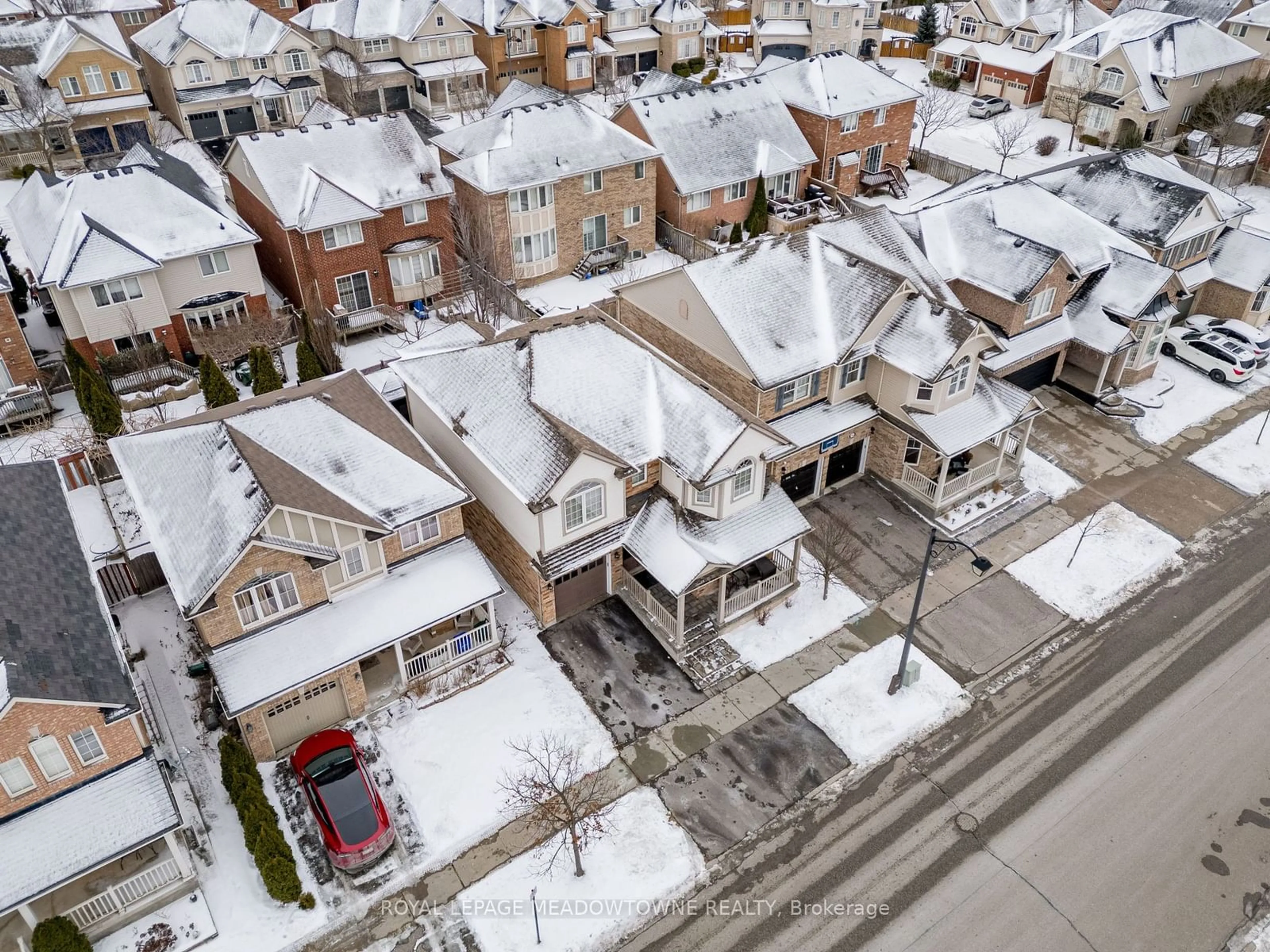 A pic from outside/outdoor area/front of a property/back of a property/a pic from drone, street for 260 McDougall Crossing, Milton Ontario L9T 0N7