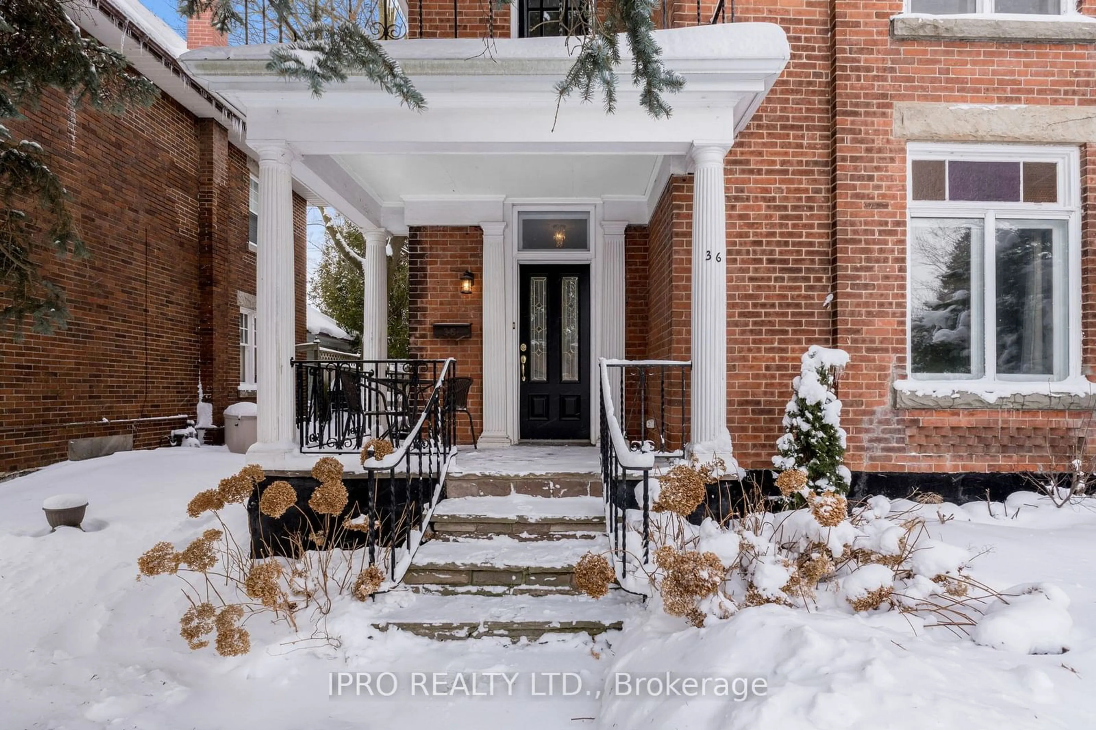 Indoor entryway for 36 First St, Orangeville Ontario L9W 2E2