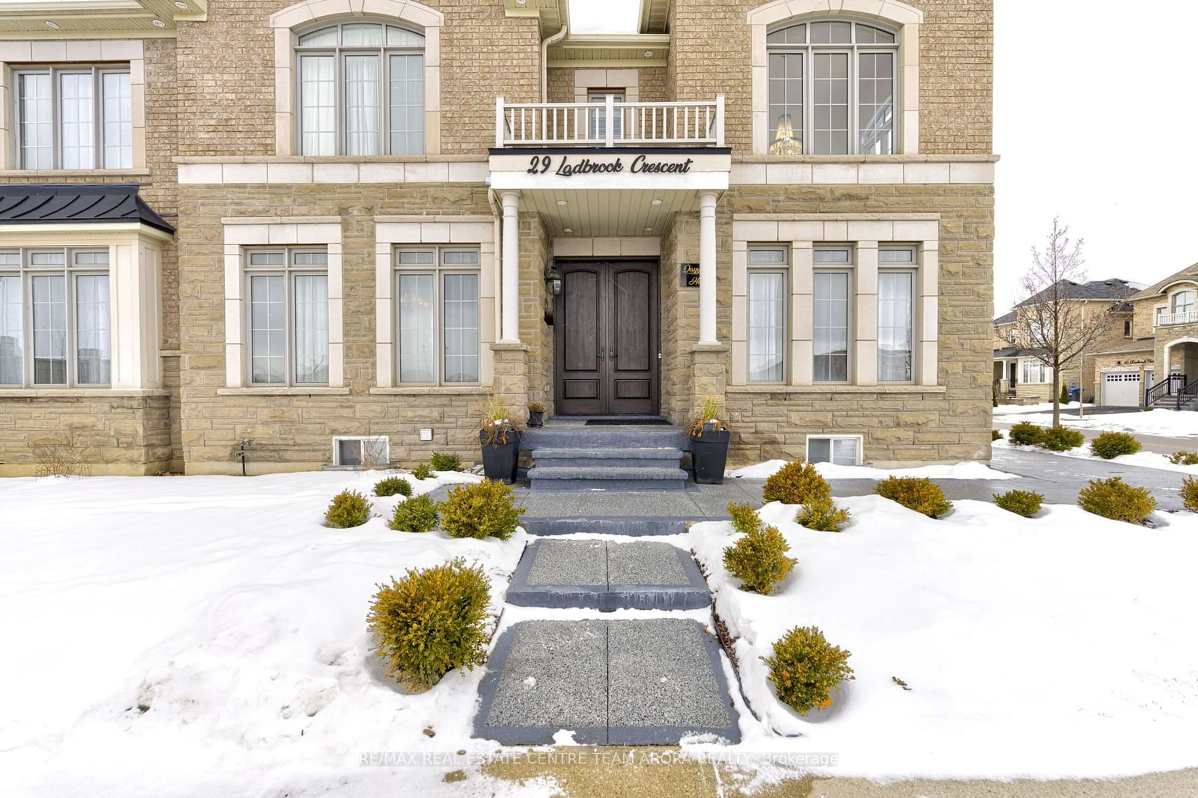 Indoor foyer for 29 Ladbrook Cres, Brampton Ontario L6X 5H7