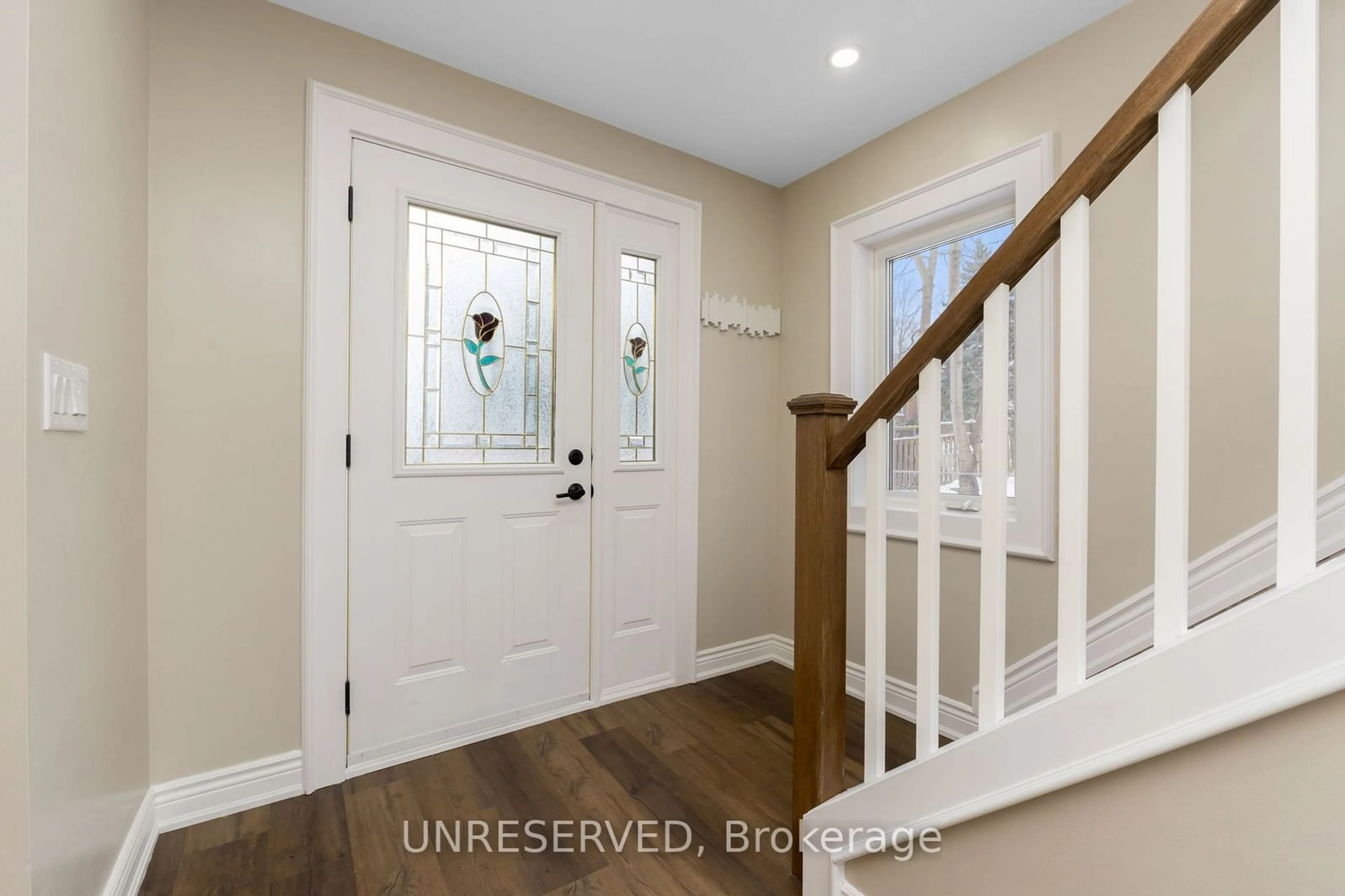 Indoor entryway for 16 Ewing St, Halton Hills Ontario L7G 2P7